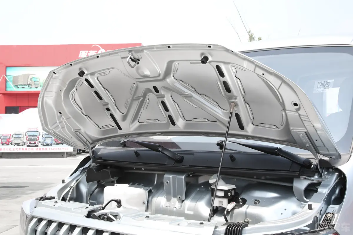 神骐T301.6L 双排3.01米标准车舒适型 CNG发动机舱盖内侧