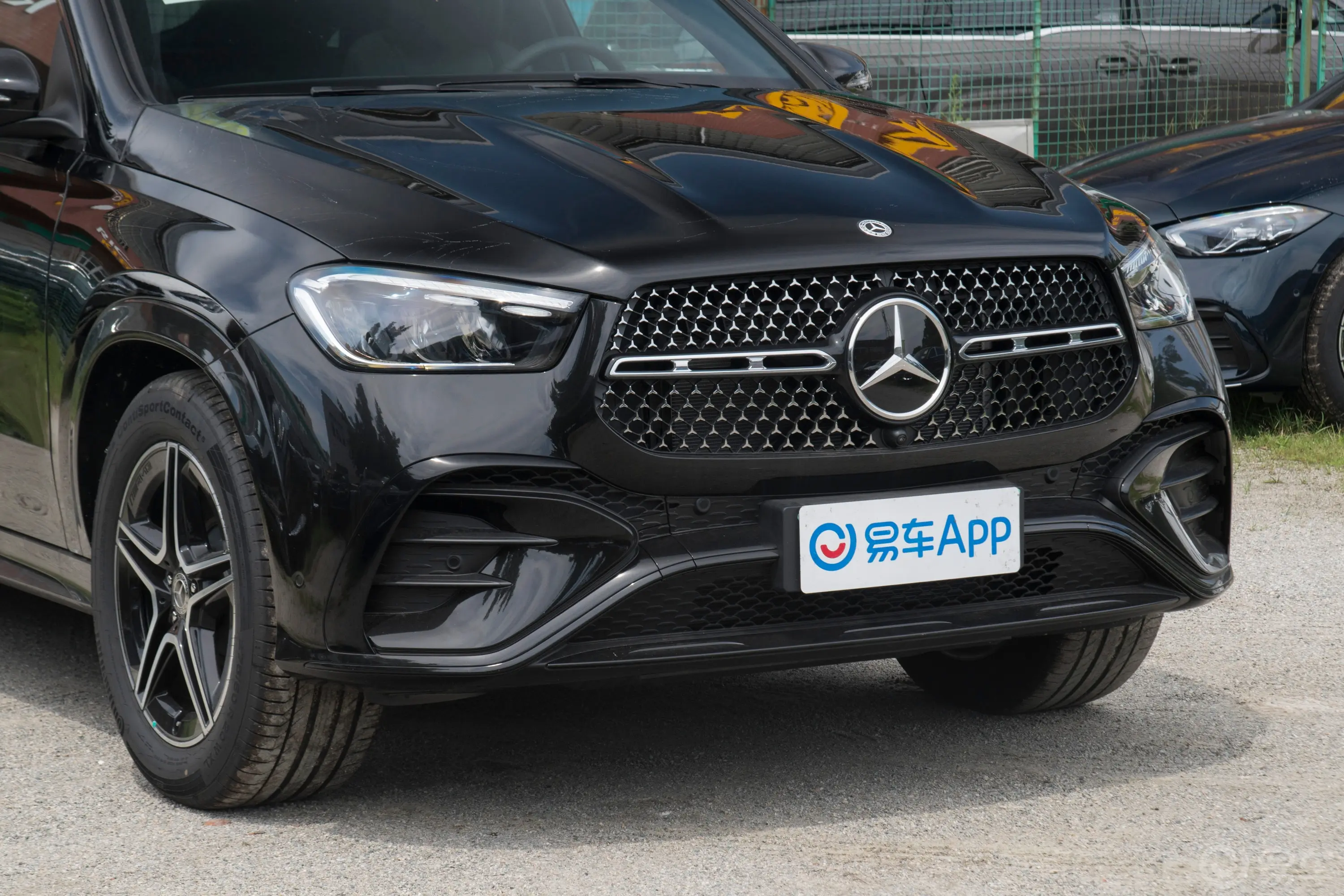 奔驰GLE轿跑GLE 450 4MATIC 轿跑SUV 时尚型前格栅侧俯拍