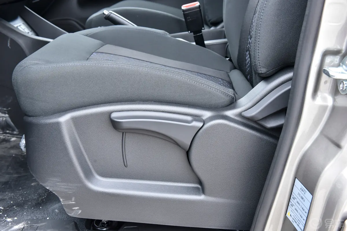 菱智M5 EV客运版 401km 标准型 9座主驾座椅调节