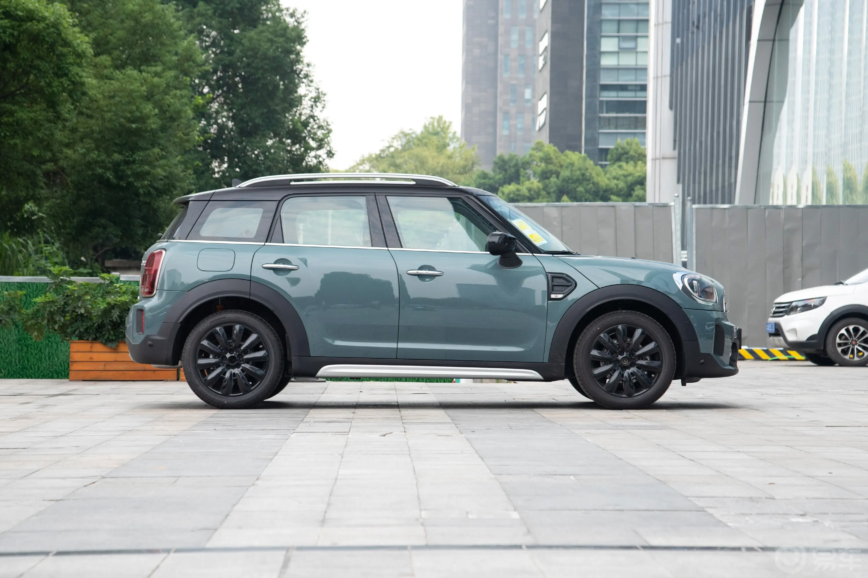 MINI COUNTRYMAN改款 1.5T COOPER 鉴赏家正侧车头向右水平