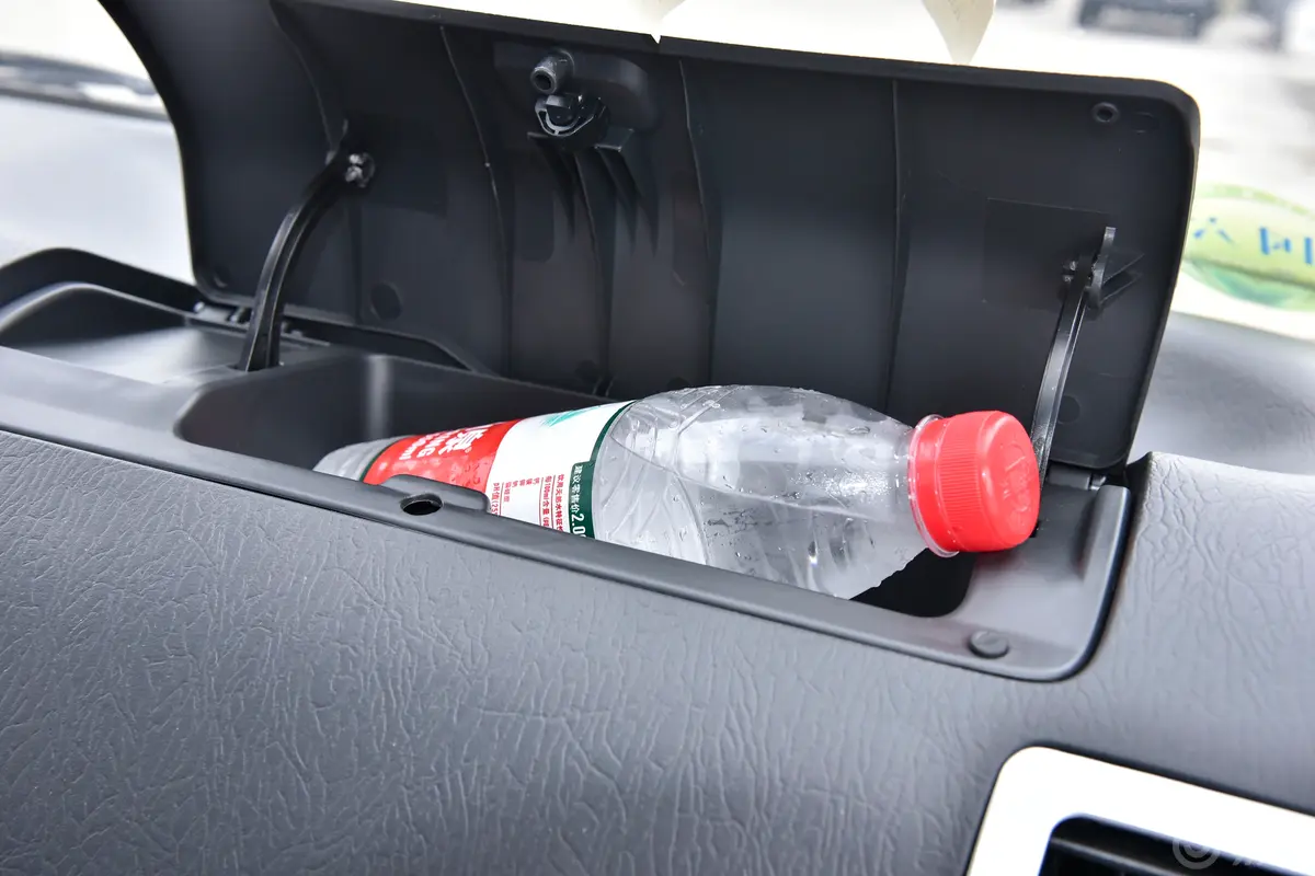 风景G5商运版 2.0L 手动明窗 5/6座 汽油手套箱空间水瓶横置