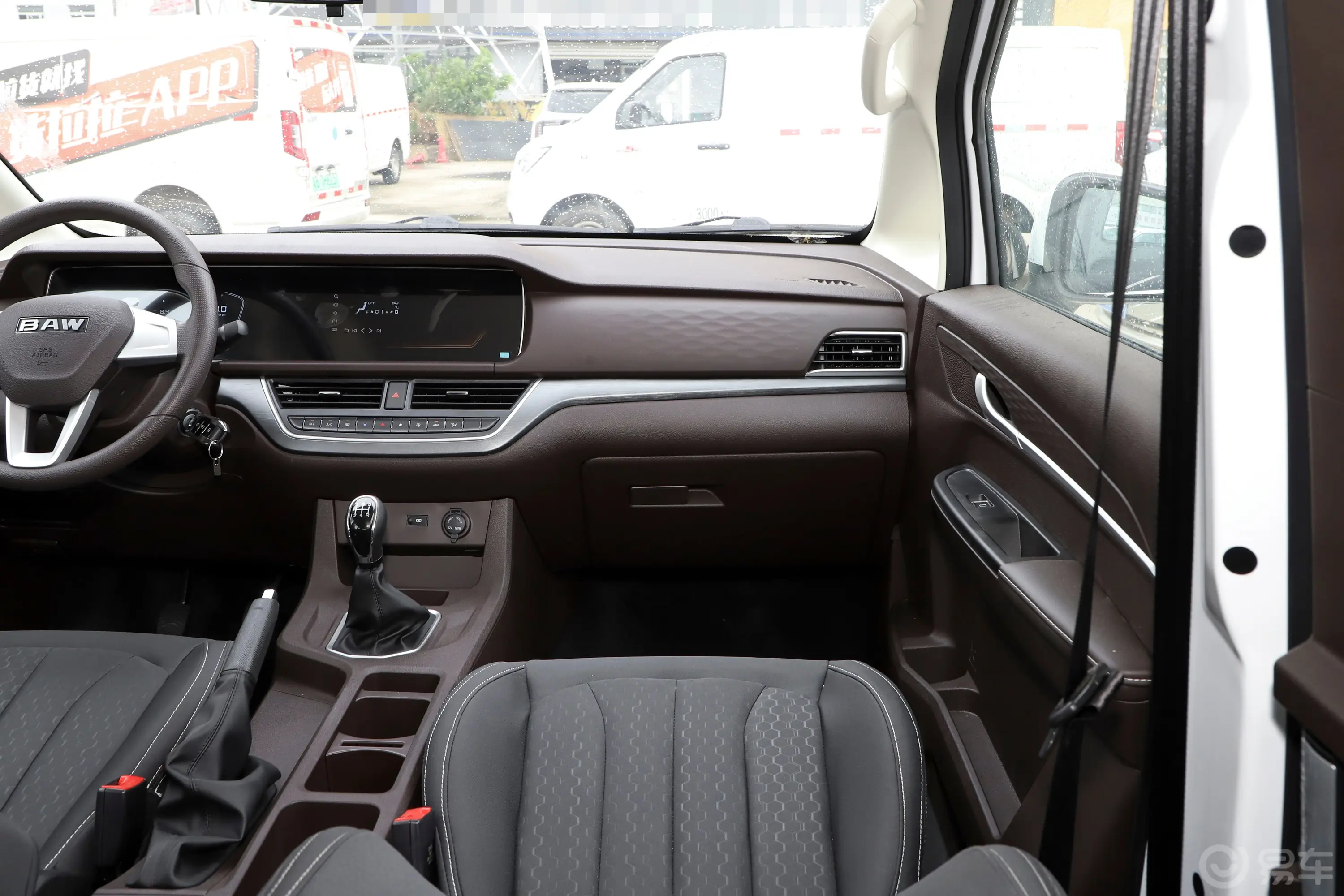 锐胜王牌M71.6L 手动长轴创富型 5座副驾驶位区域