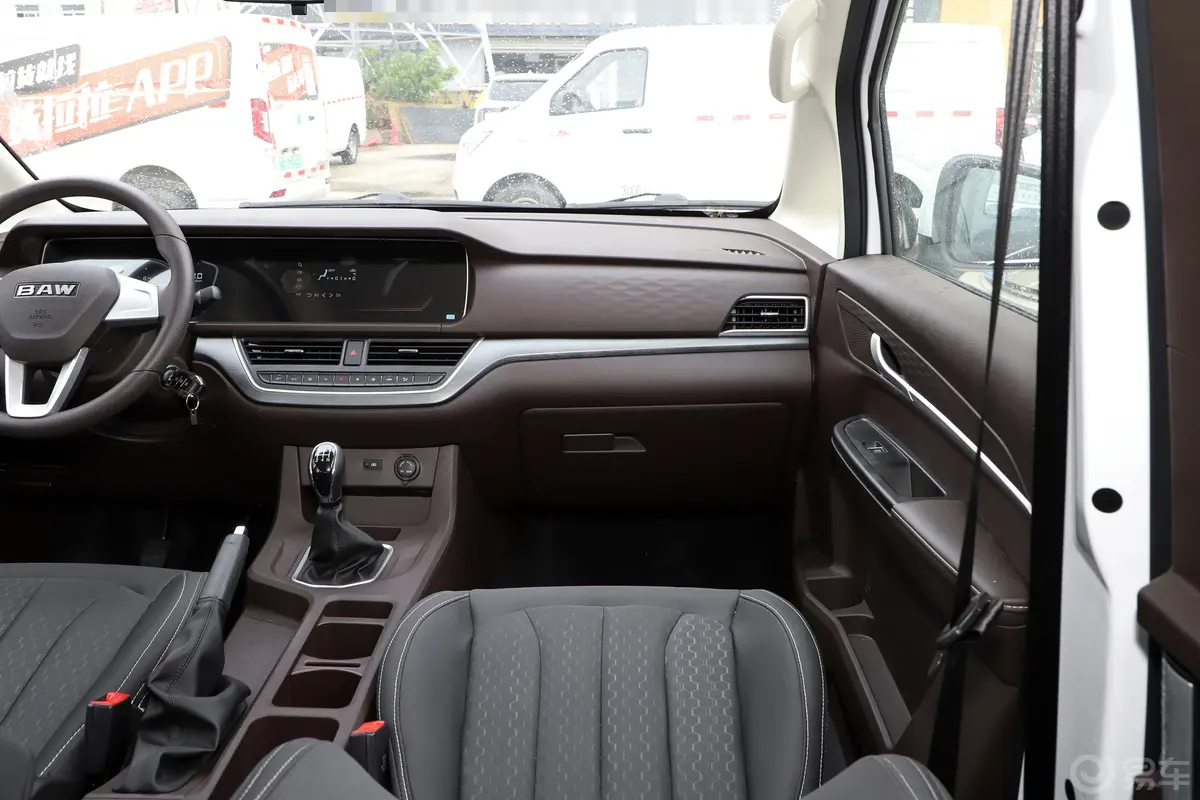 锐胜王牌M71.6L 手动长轴创富型 5座副驾驶位区域