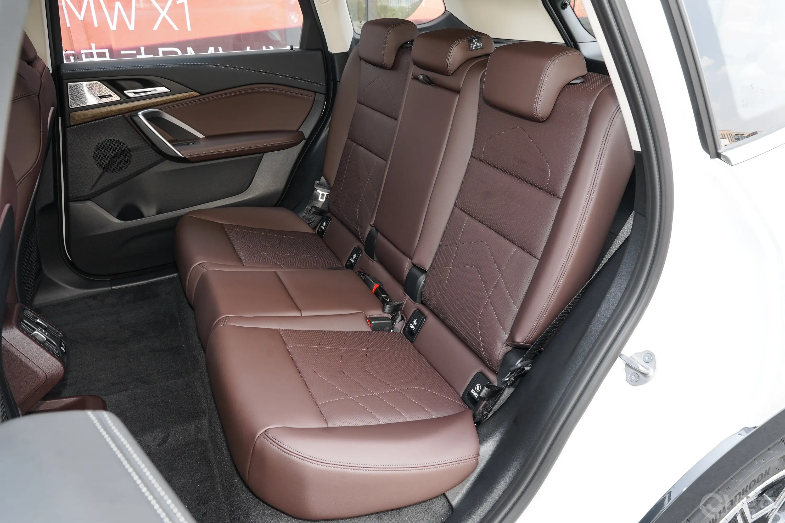 宝马iX1xDrive30L X设计套装后排座椅