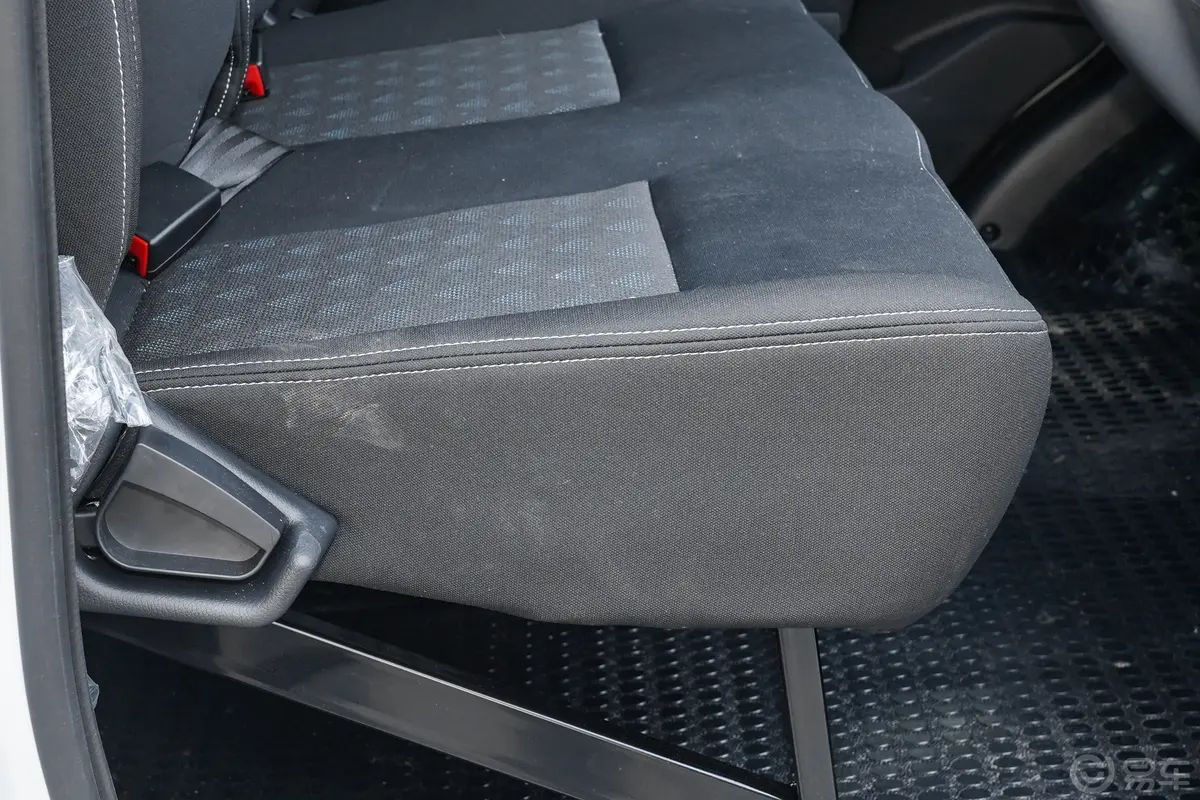 新途V80商旅PRO 2.0T 手动长轴中顶非营运 9座(三排)副驾座椅调节