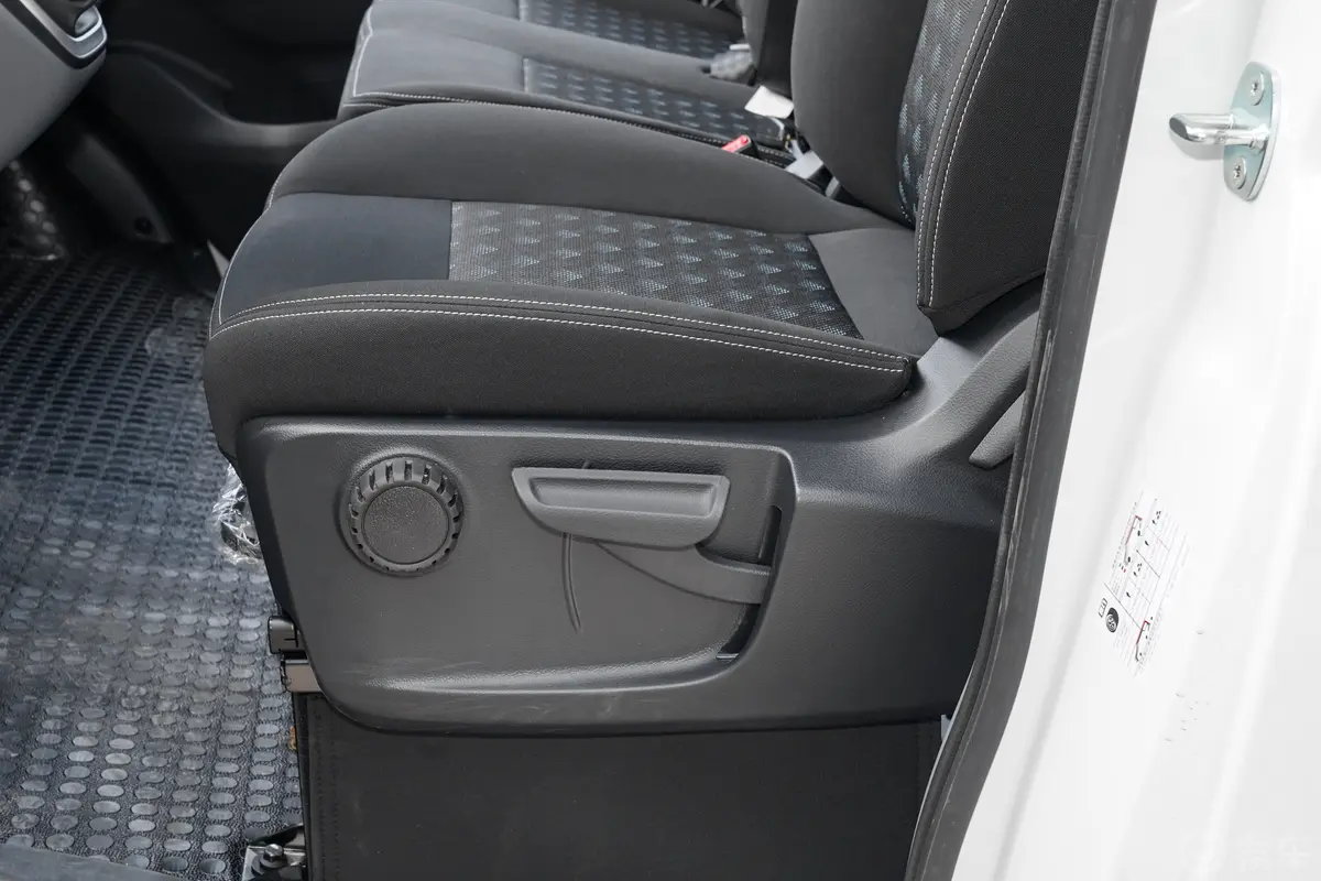 新途V80商旅PRO 2.0T 手动短轴中顶非营运 10/11/12座主驾座椅调节