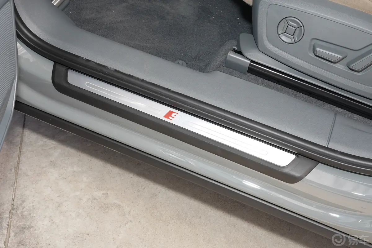 奥迪Q340 TFSI 时尚动感型上市版前排迎宾踏板