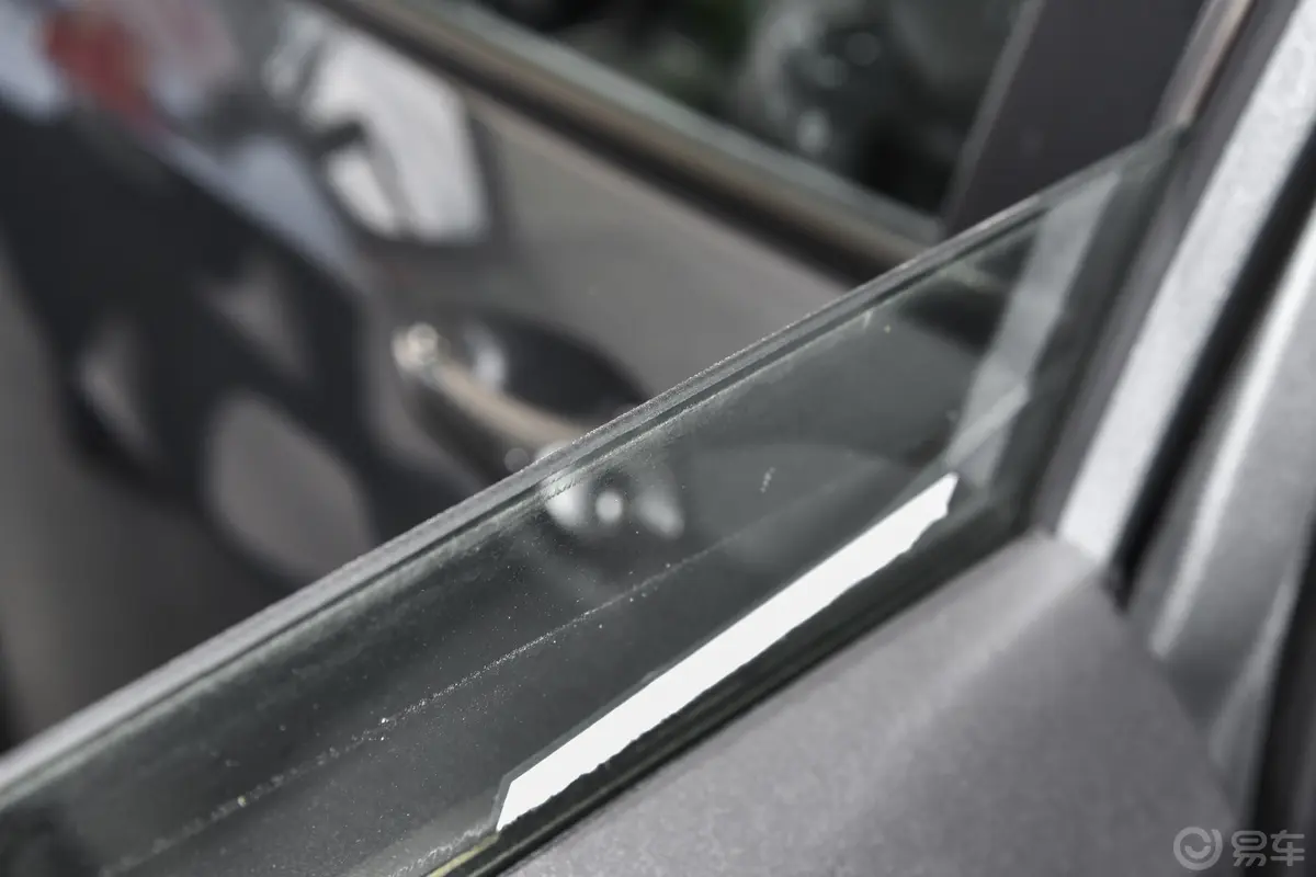 创酷RS 1.5T CVT 酷Max后排玻璃材质特写