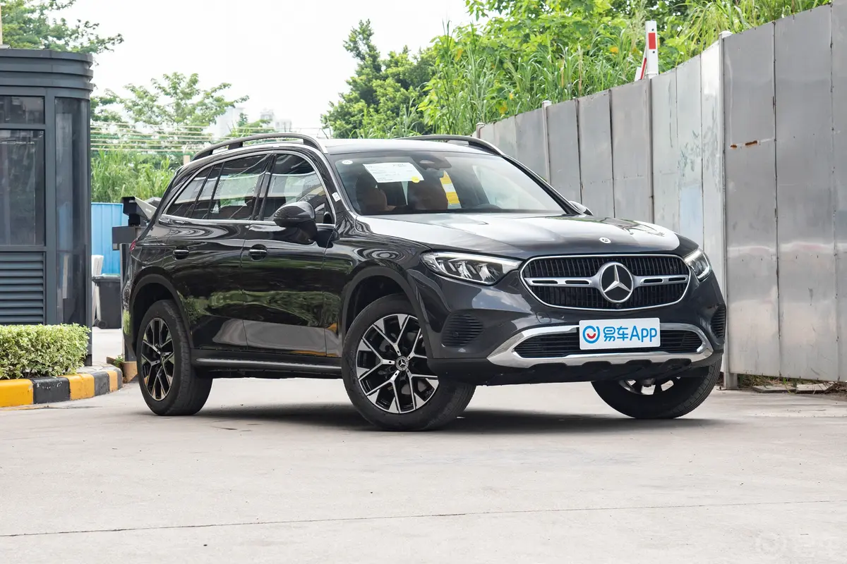 奔驰GLC改款  GLC 260 L 4MATIC 动感型 7座侧前45度车头向右水平