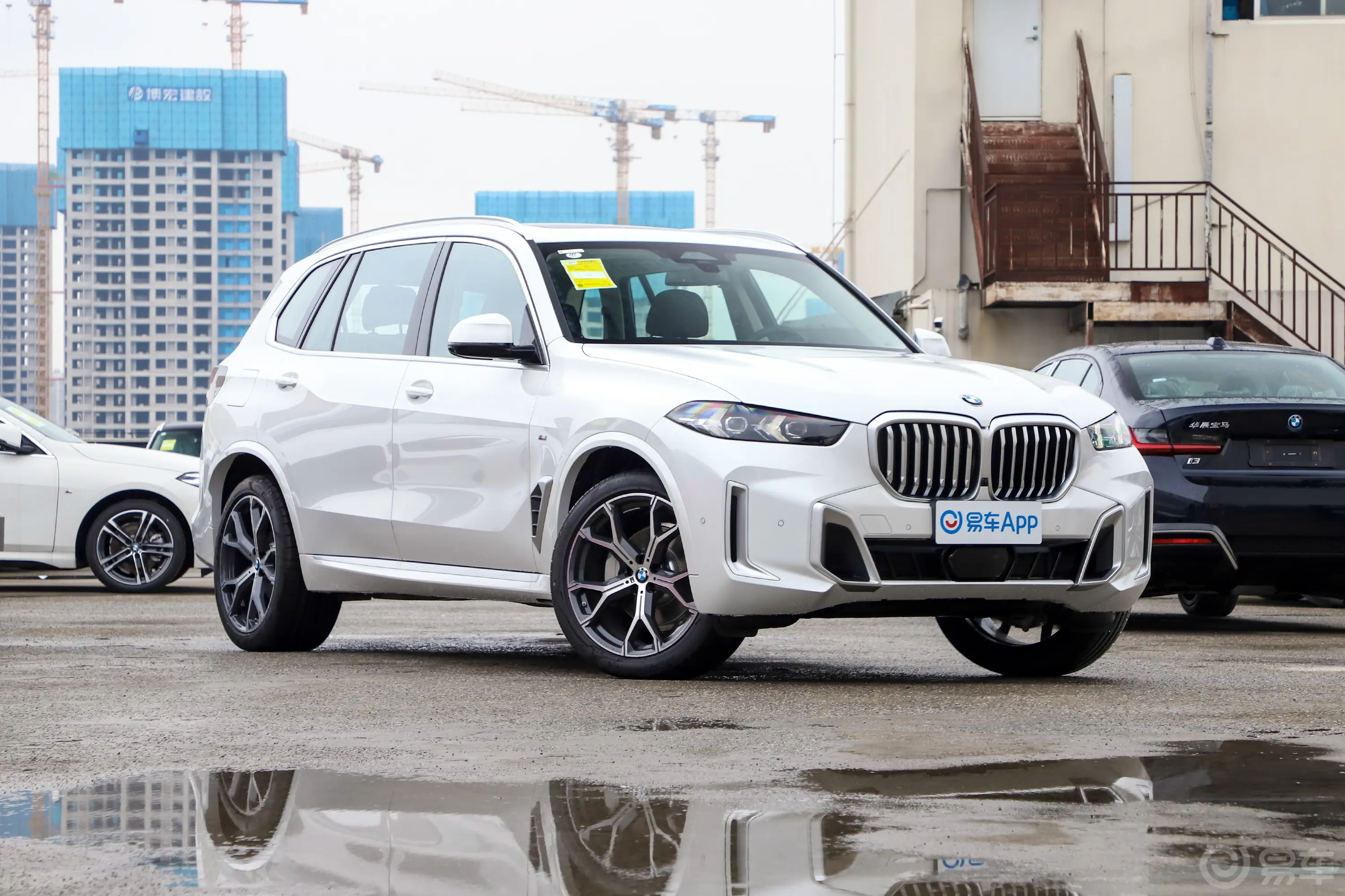 宝马X5xDrive30Li M运动套装侧前45度车头向右水平