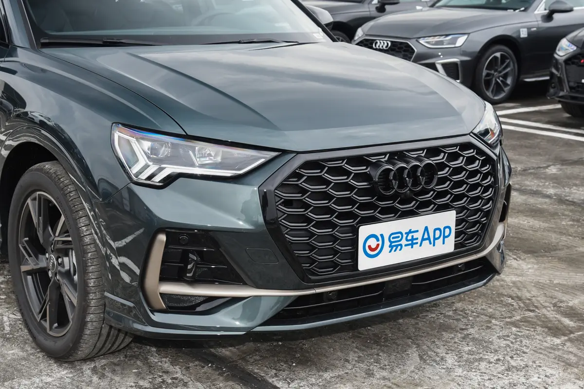 奥迪Q3 Sportback40 TFSI RS套件燃速型前格栅侧俯拍