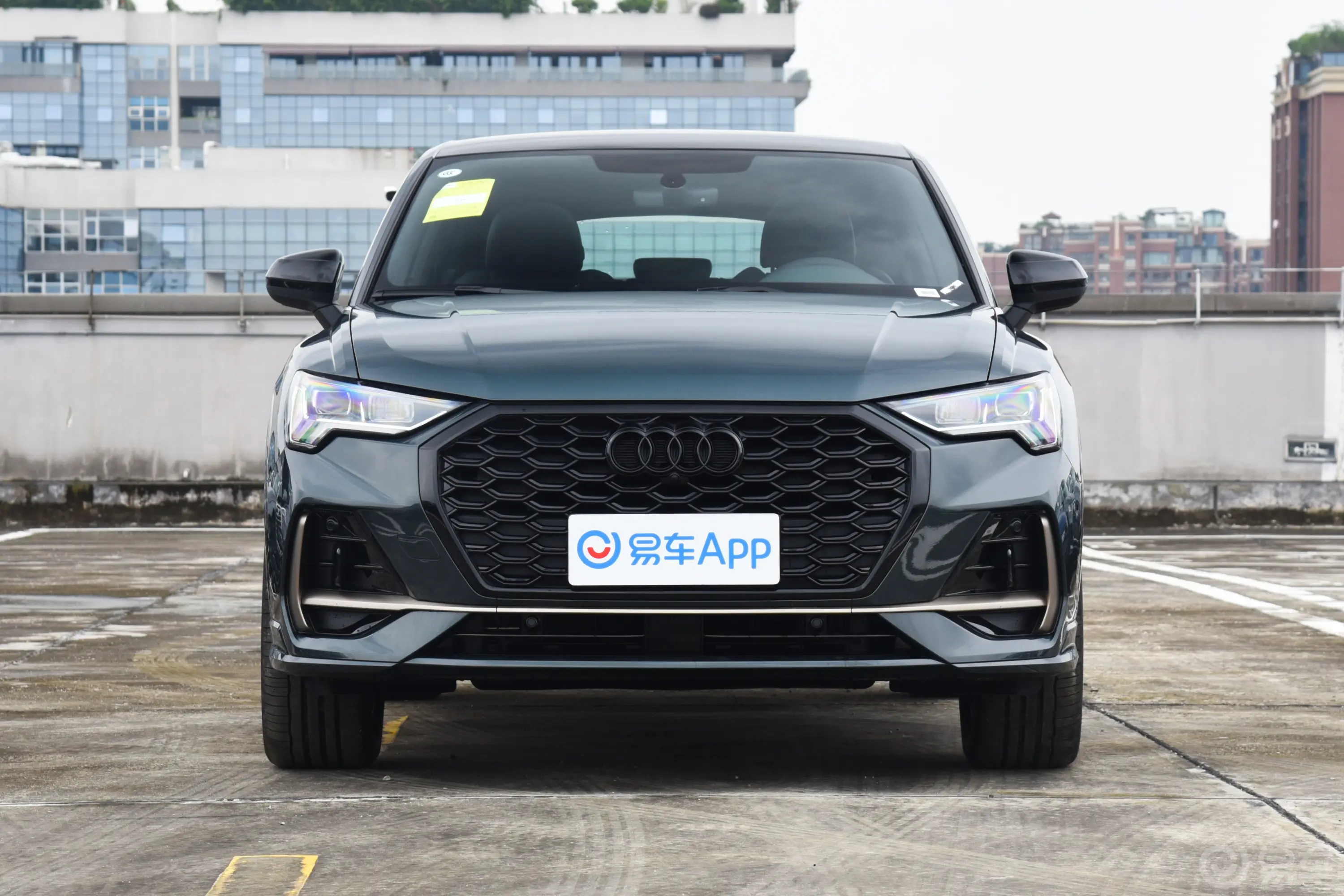 奥迪Q3 Sportback40 TFSI RS套件燃速型正前水平