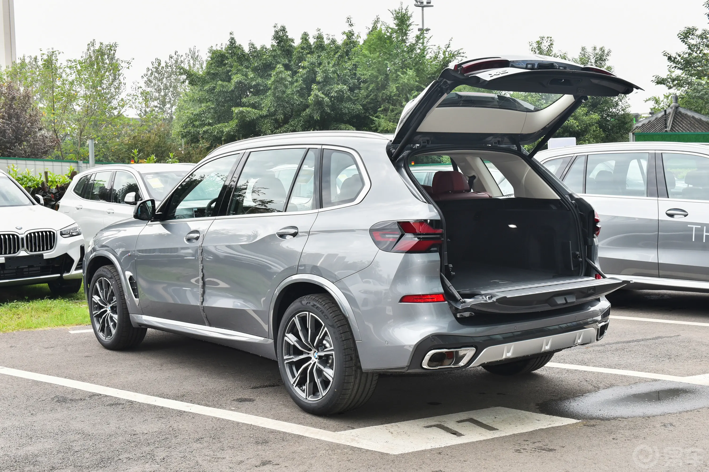 宝马X5xDrive30Li M运动套装后备厢开启45度侧拍