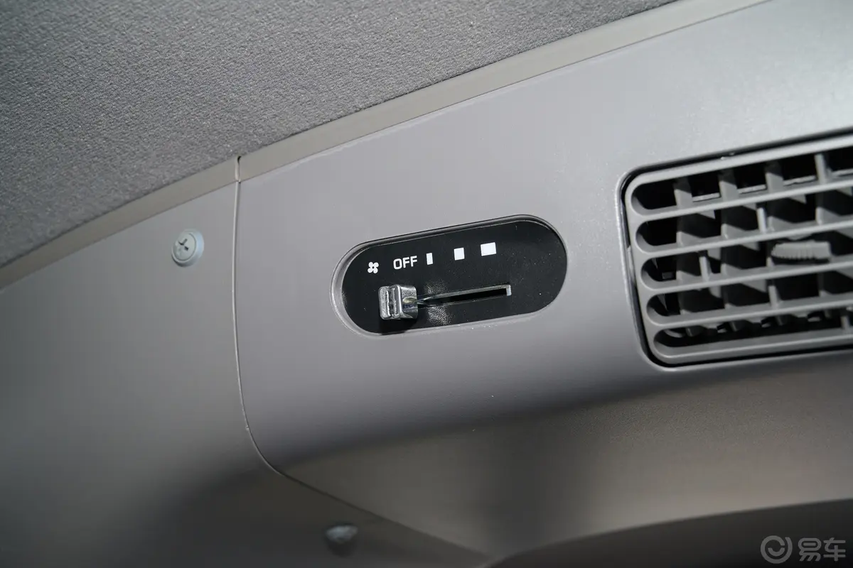 五菱荣光EV300km 客车加长版基本型 7座后排空调控制键