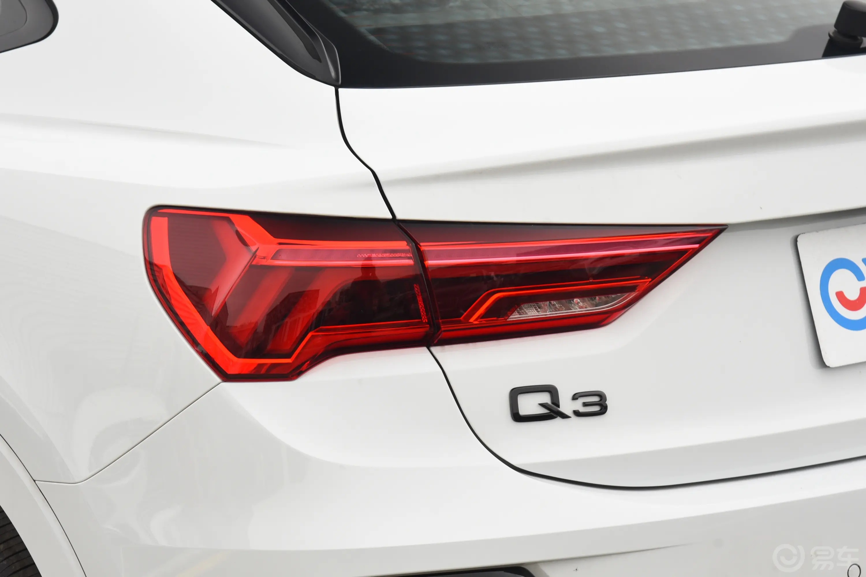 奥迪Q3 Sportback35 TFSI 进取型尾灯侧45度俯拍