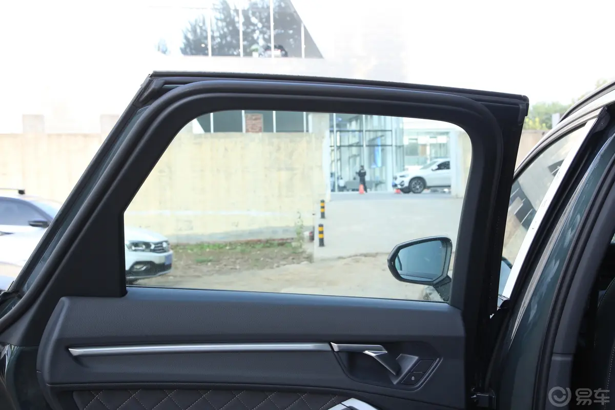 奥迪Q335 TFSI RS套件燃速型后排侧窗遮阳帘