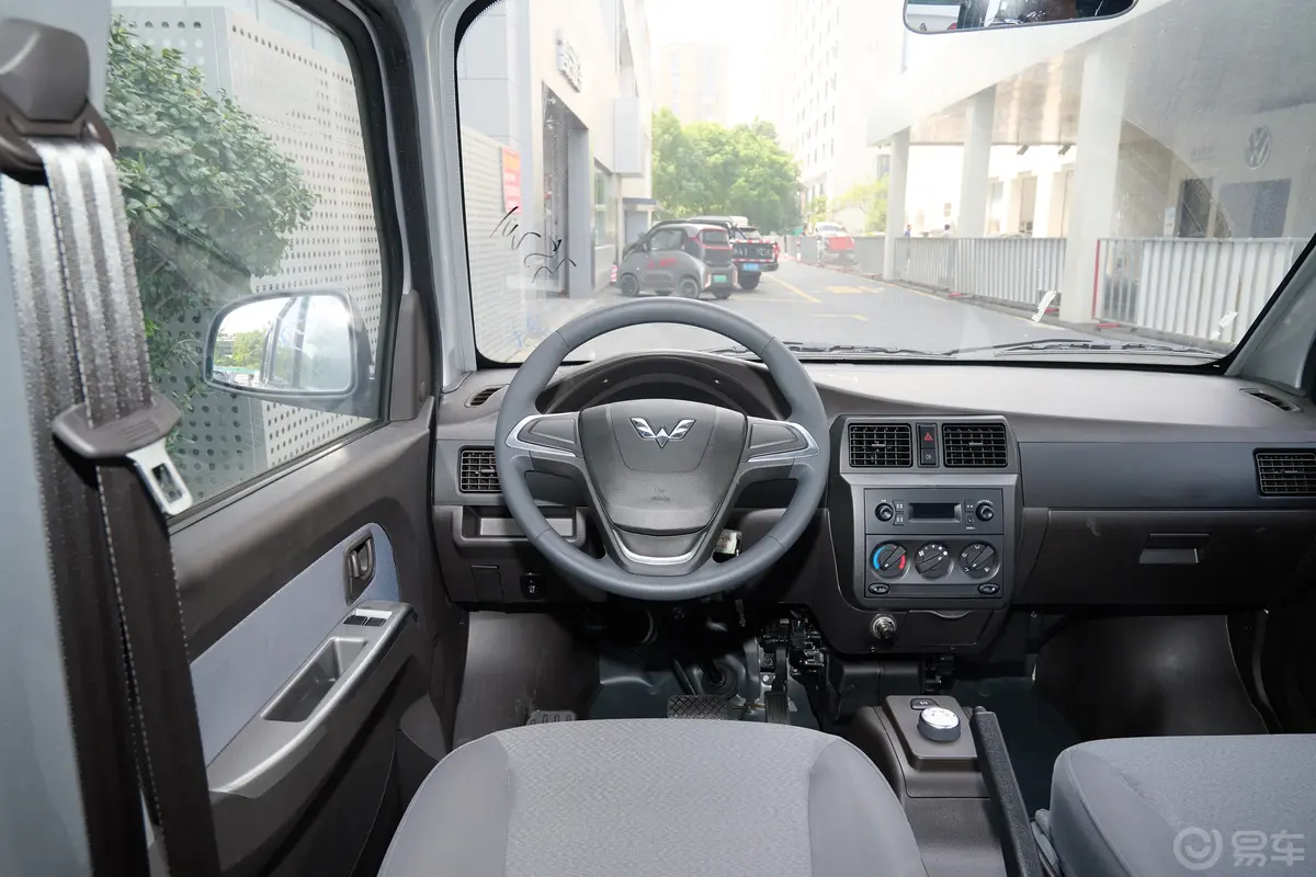 五菱荣光EV300km 客车加长版基本型 7座驾驶位区域
