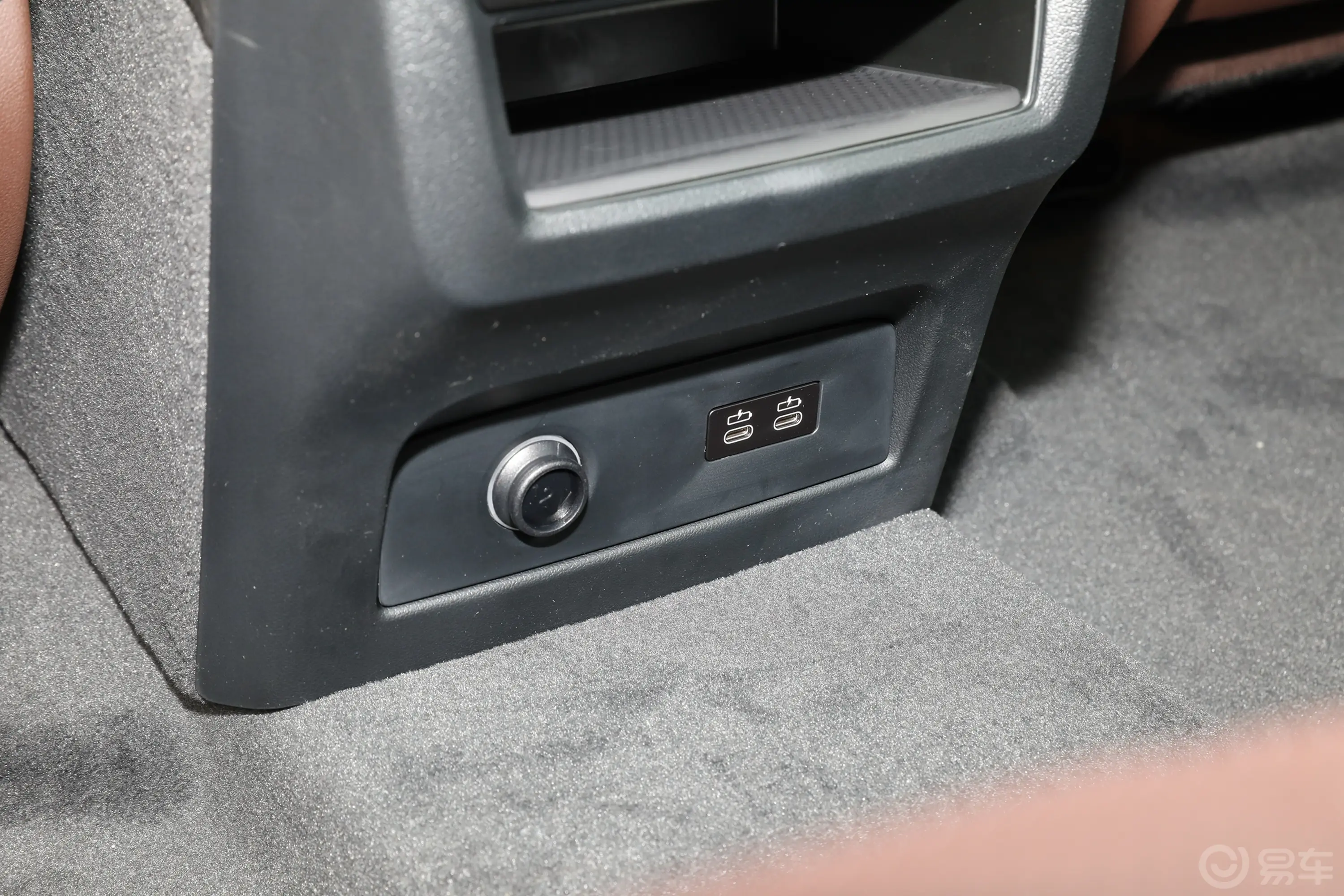 宝马X5xDrive30Li 尊享型M运动套装后排充电口