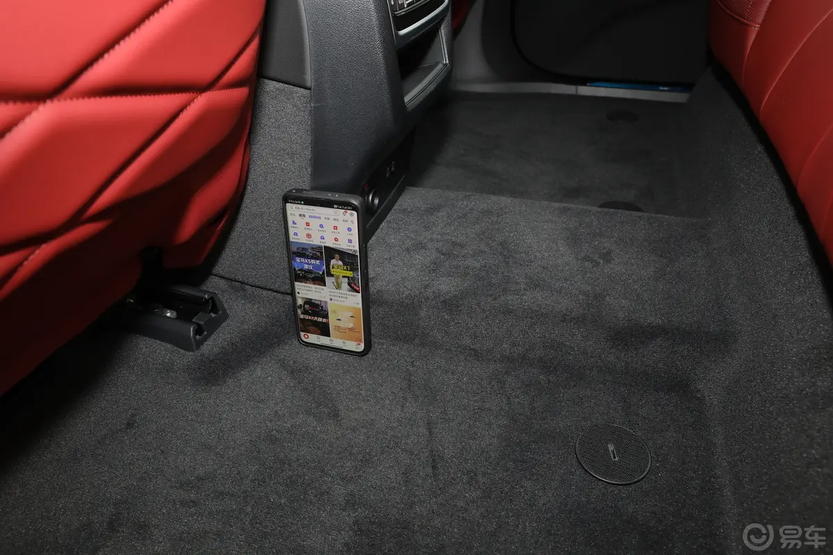 宝马X5xDrive40Li 尊享型M运动曜夜套装后排地板中间位置