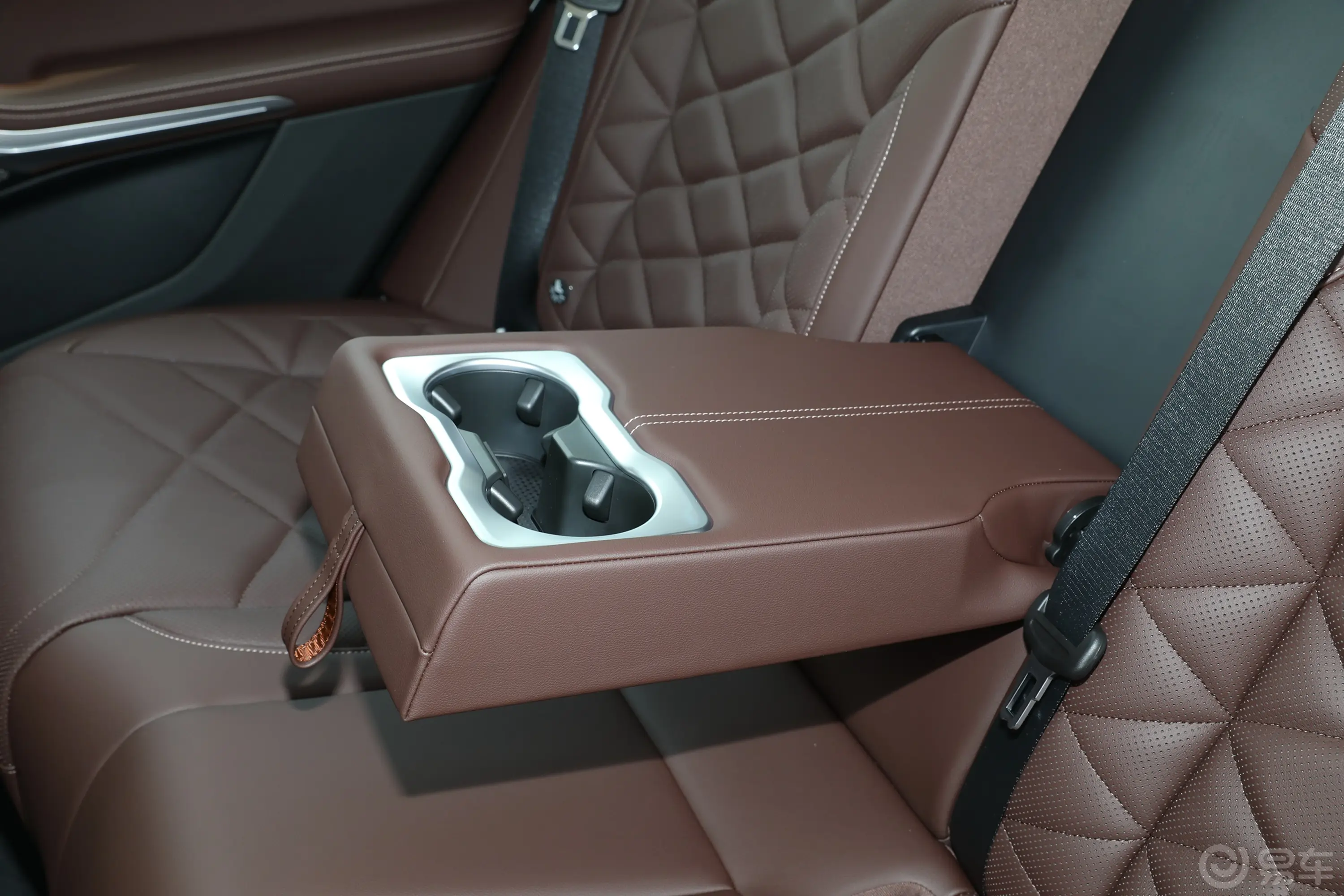 宝马X5xDrive30Li 尊享型M运动套装后排中央扶手