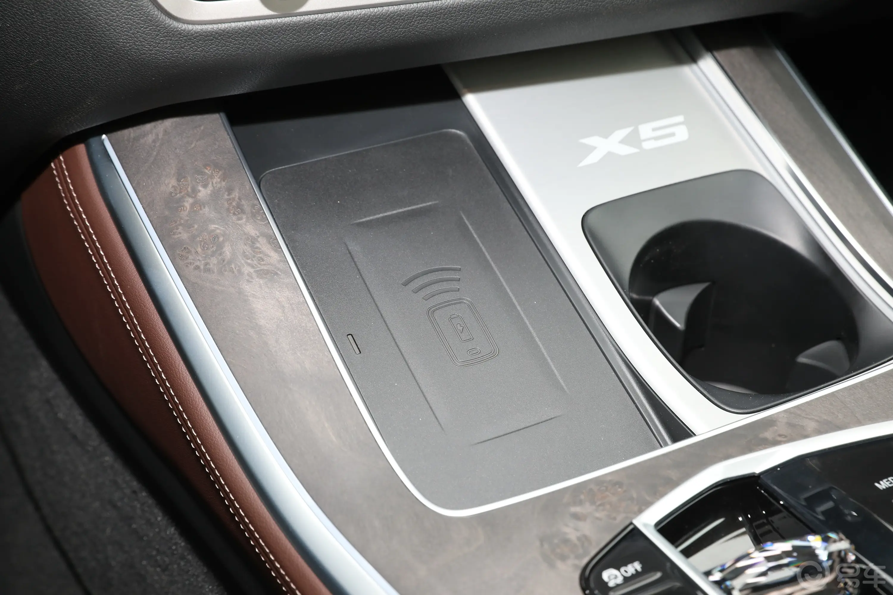 宝马X5xDrive30Li 尊享型M运动套装无线充电区