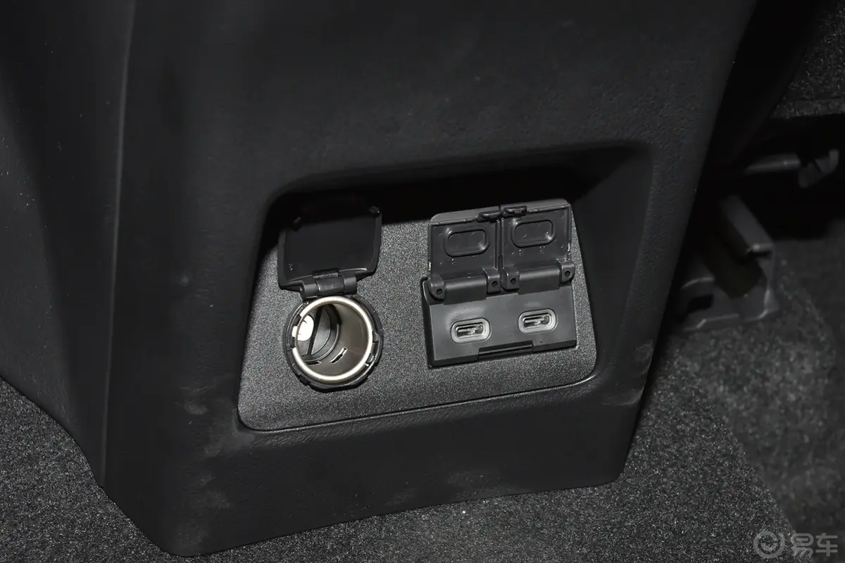 雷克萨斯NX260 两驱创游特别版后排充电口