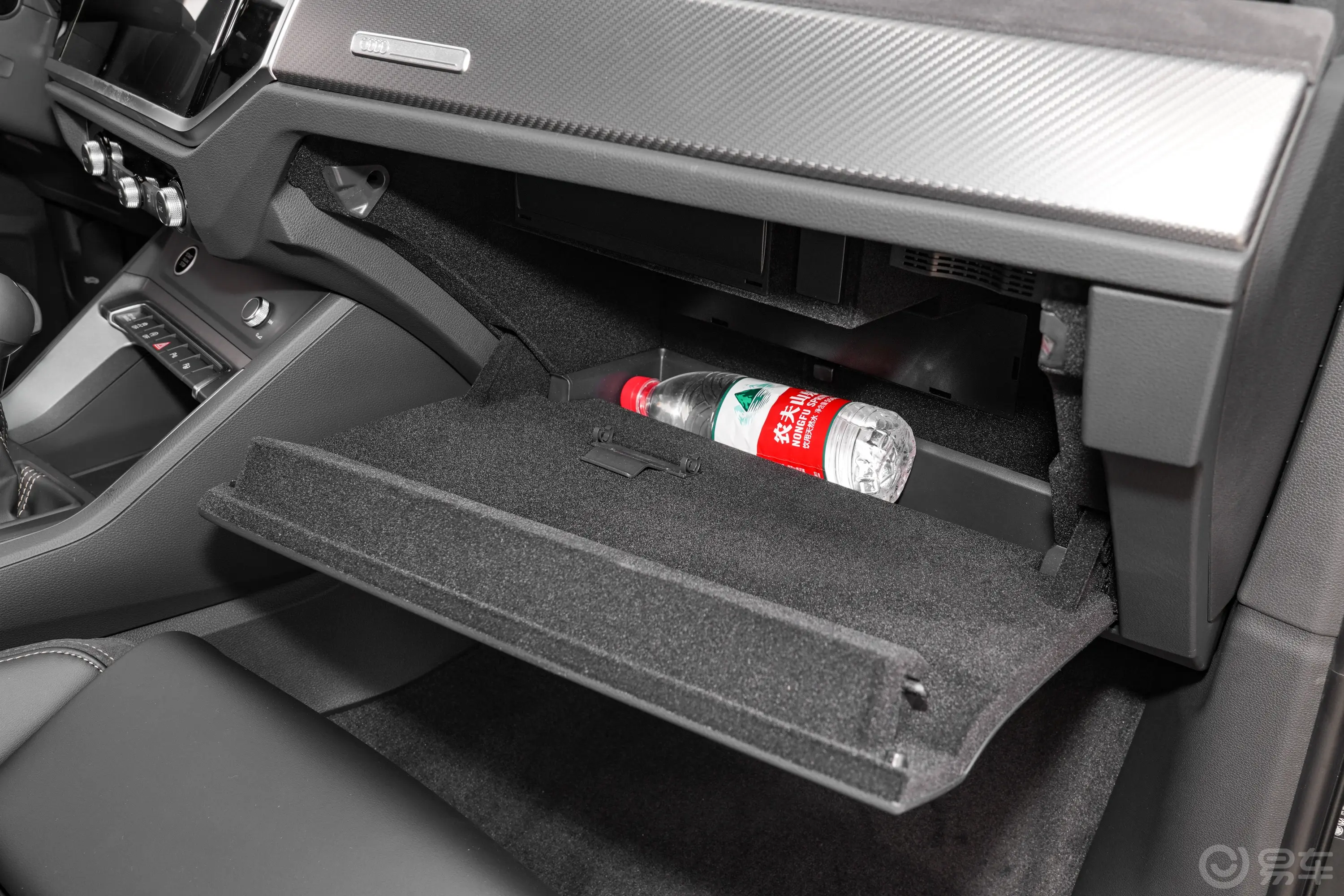 奥迪Q340 TFSI RS套件燃速型手套箱空间水瓶横置