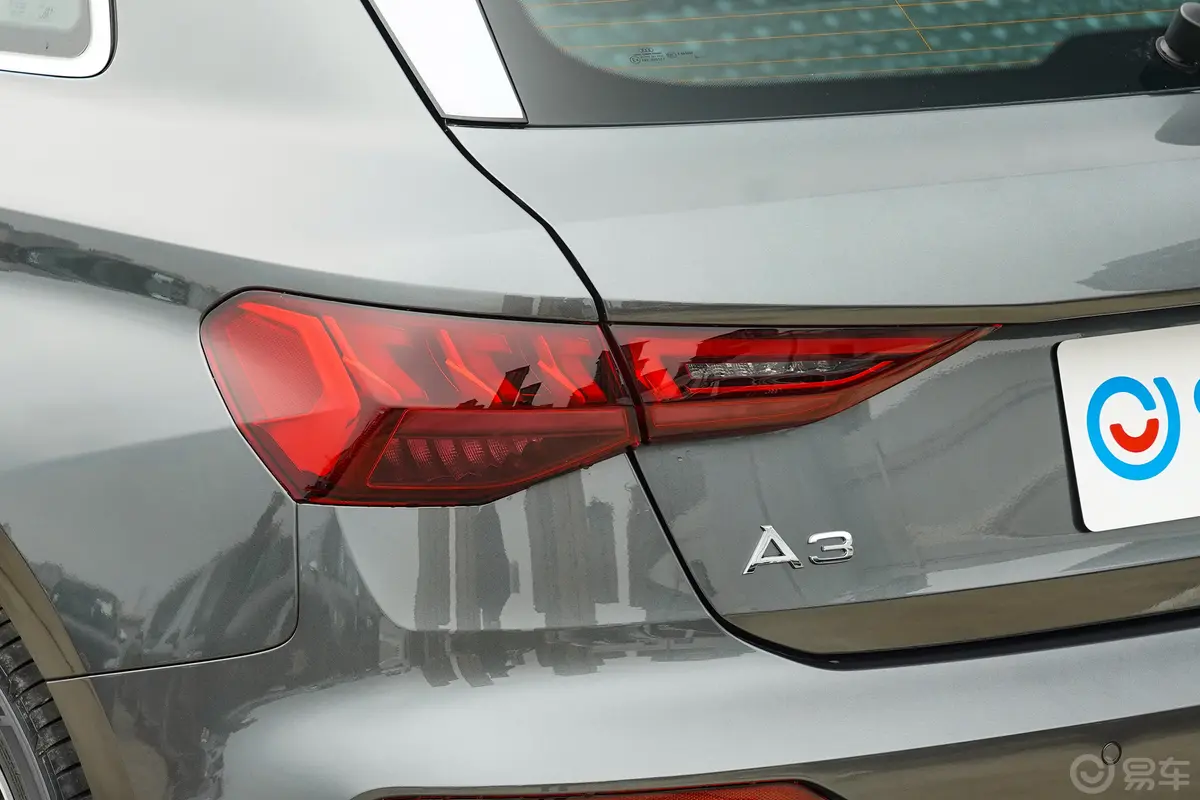 奥迪A3Sportback 35 TFSI 时尚运动型尾灯侧45度俯拍