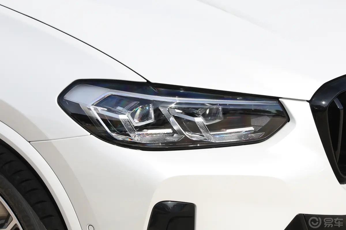 宝马X3改款 xDrive30i 领先型 M曜夜套装大灯侧45度俯拍