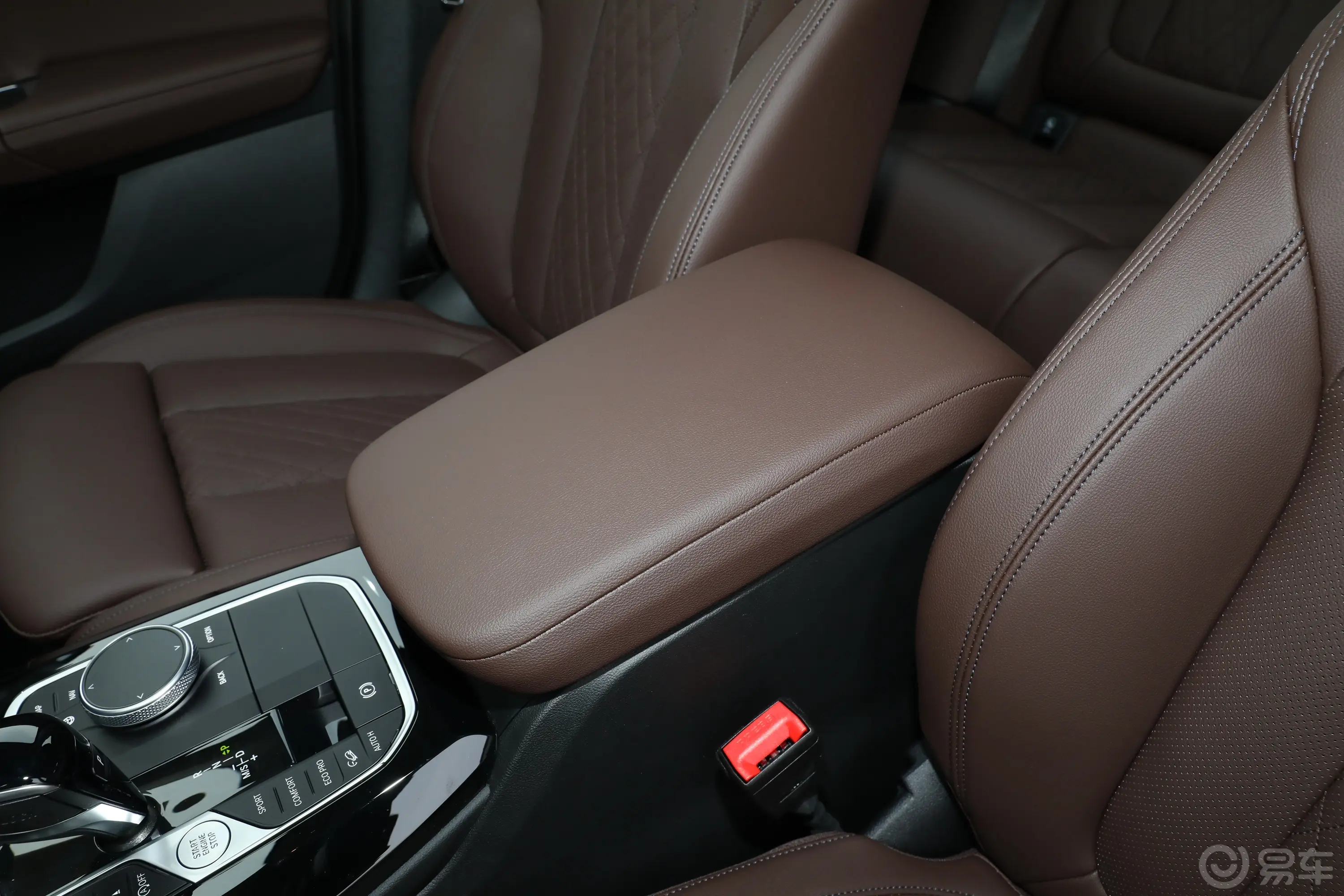 宝马X3改款 xDrive30i 领先型 M曜夜套装前排中央扶手