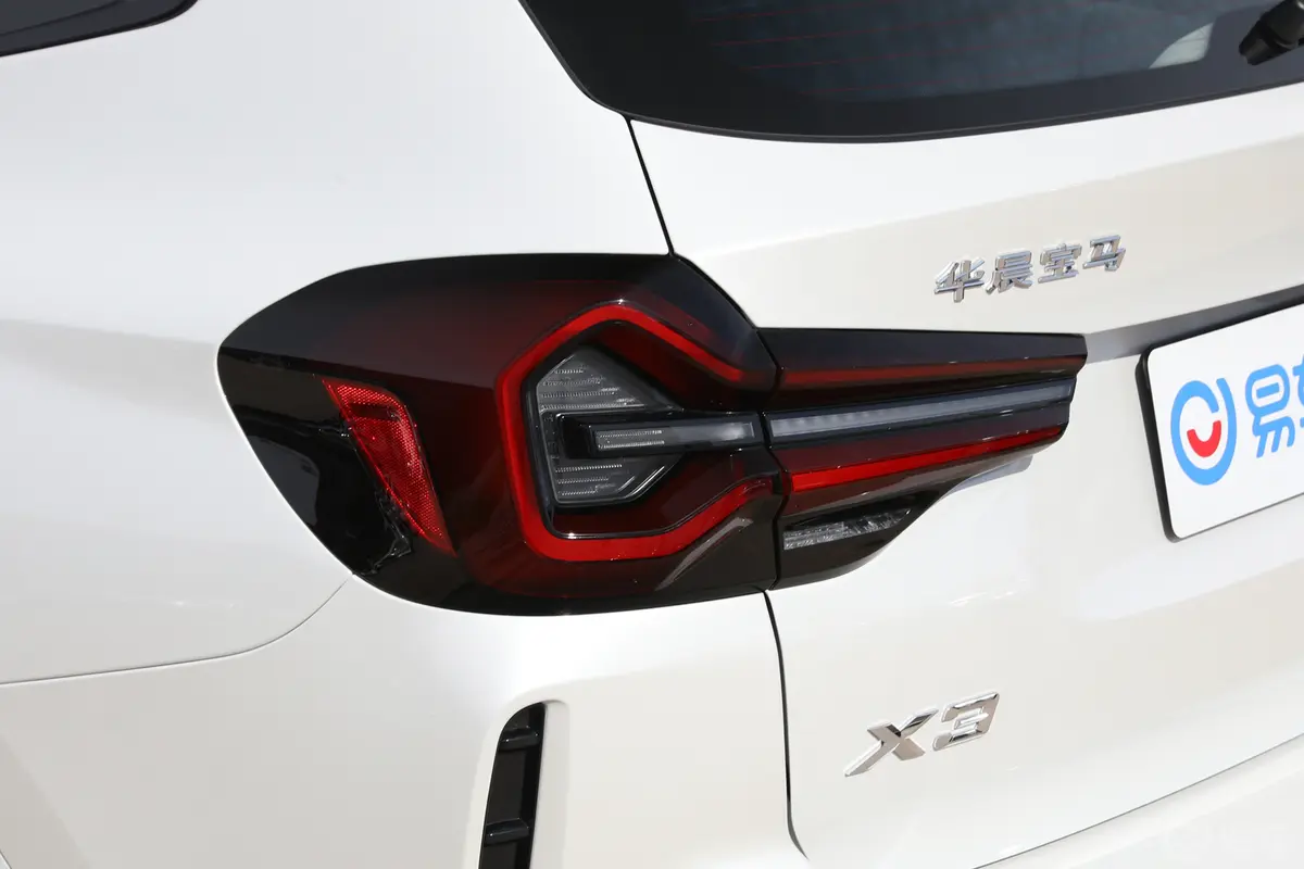 宝马X3改款 xDrive30i 领先型 M曜夜套装尾灯侧45度俯拍