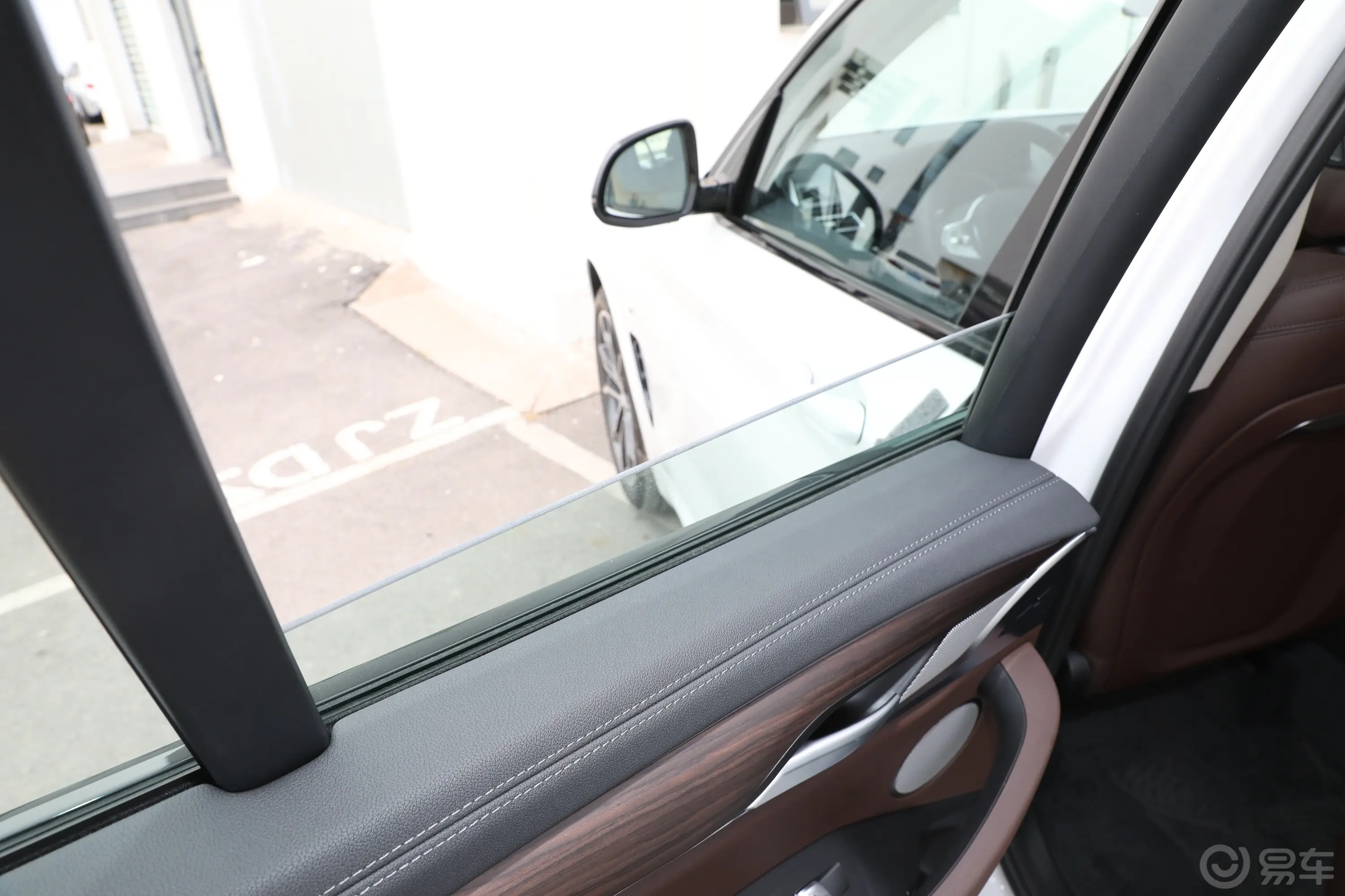 宝马X3改款 xDrive30i 领先型 M曜夜套装后排玻璃材质特写