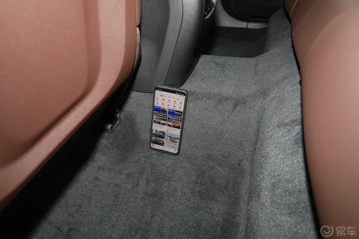 宝马X3改款 xDrive30i 领先型 M曜夜套装后排地板中间位置