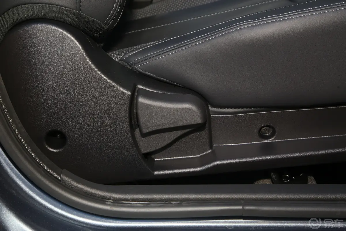 瑞虎3x1.5L CVT精英版副驾座椅调节