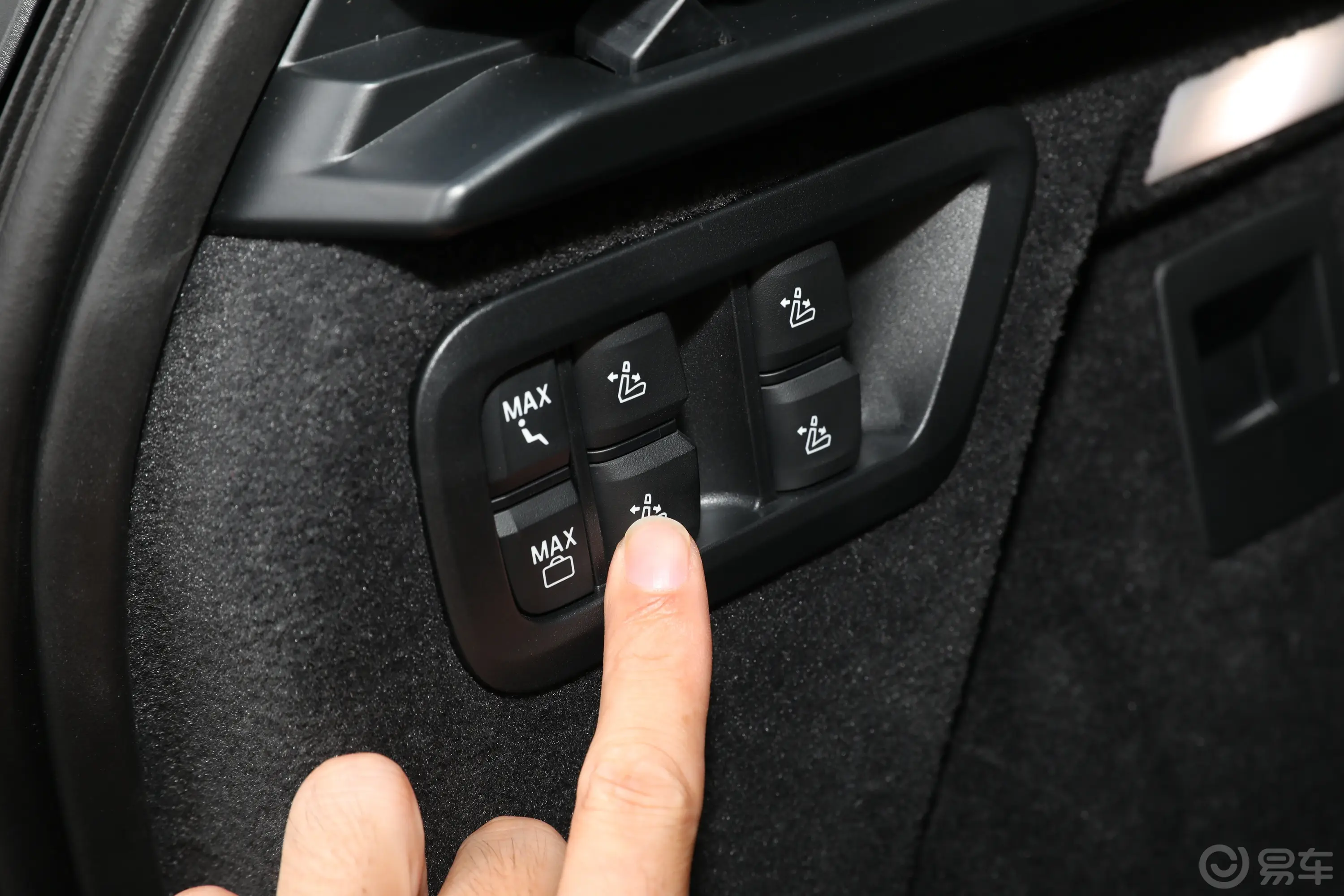 宝马X7改款 xDirve40i 尊享型M运动套装后备箱内座椅放倒按钮