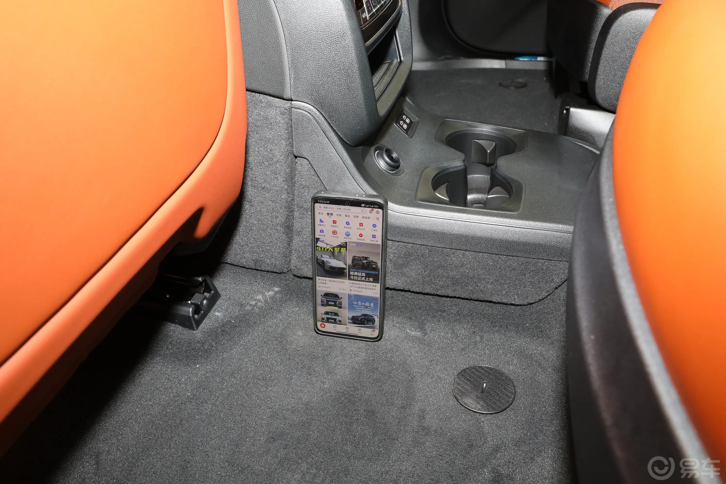 宝马X7改款 xDirve40i 尊享型M运动套装后排地板中间位置