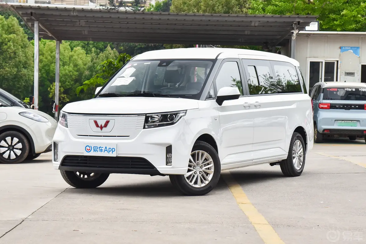 五菱征程EV360km 营运客车(普通级) 8座侧前45度车头向左水平