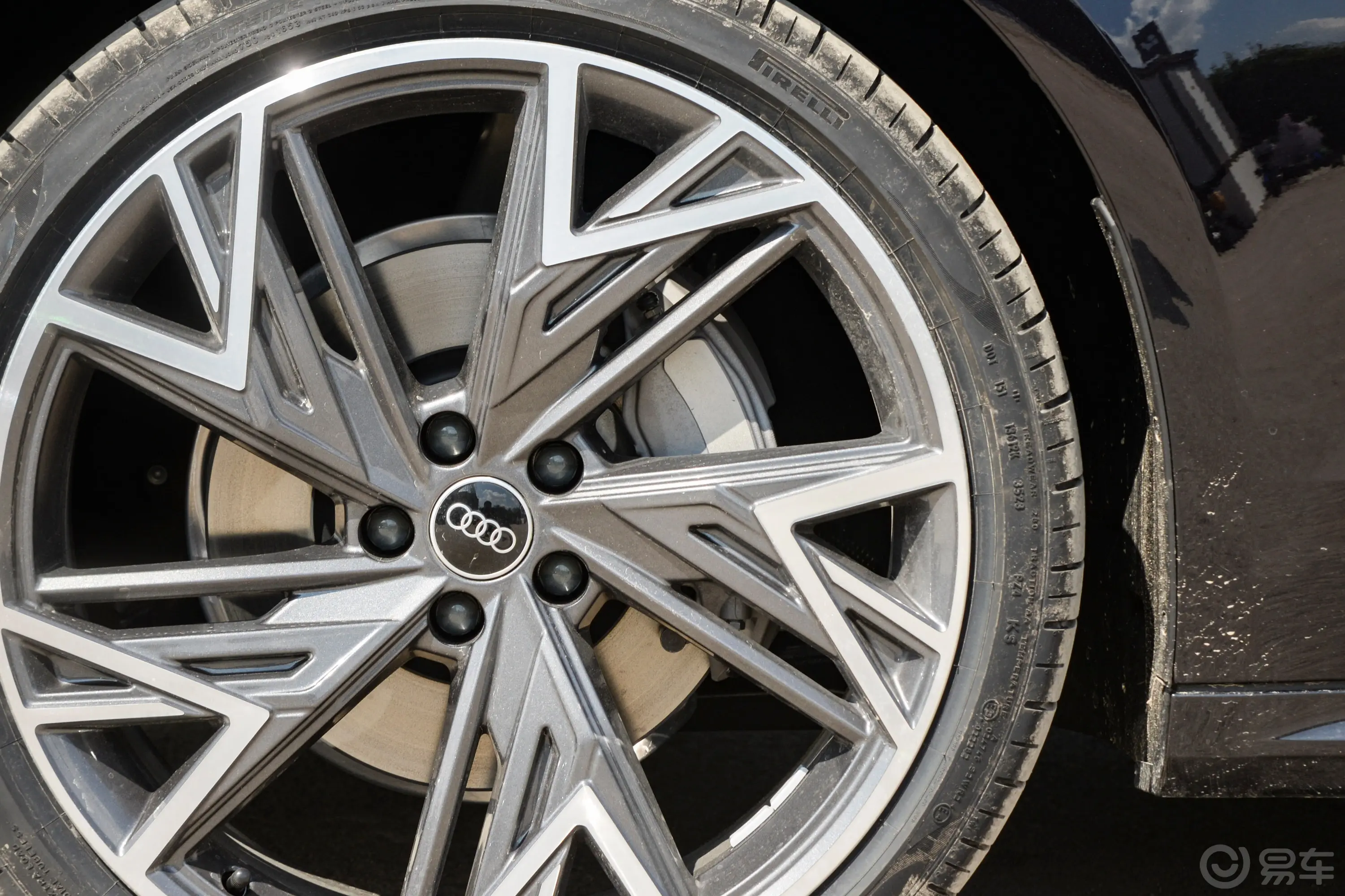 奥迪A7L45 TFSI quattro S-line 黑武士版前刹车卡钳