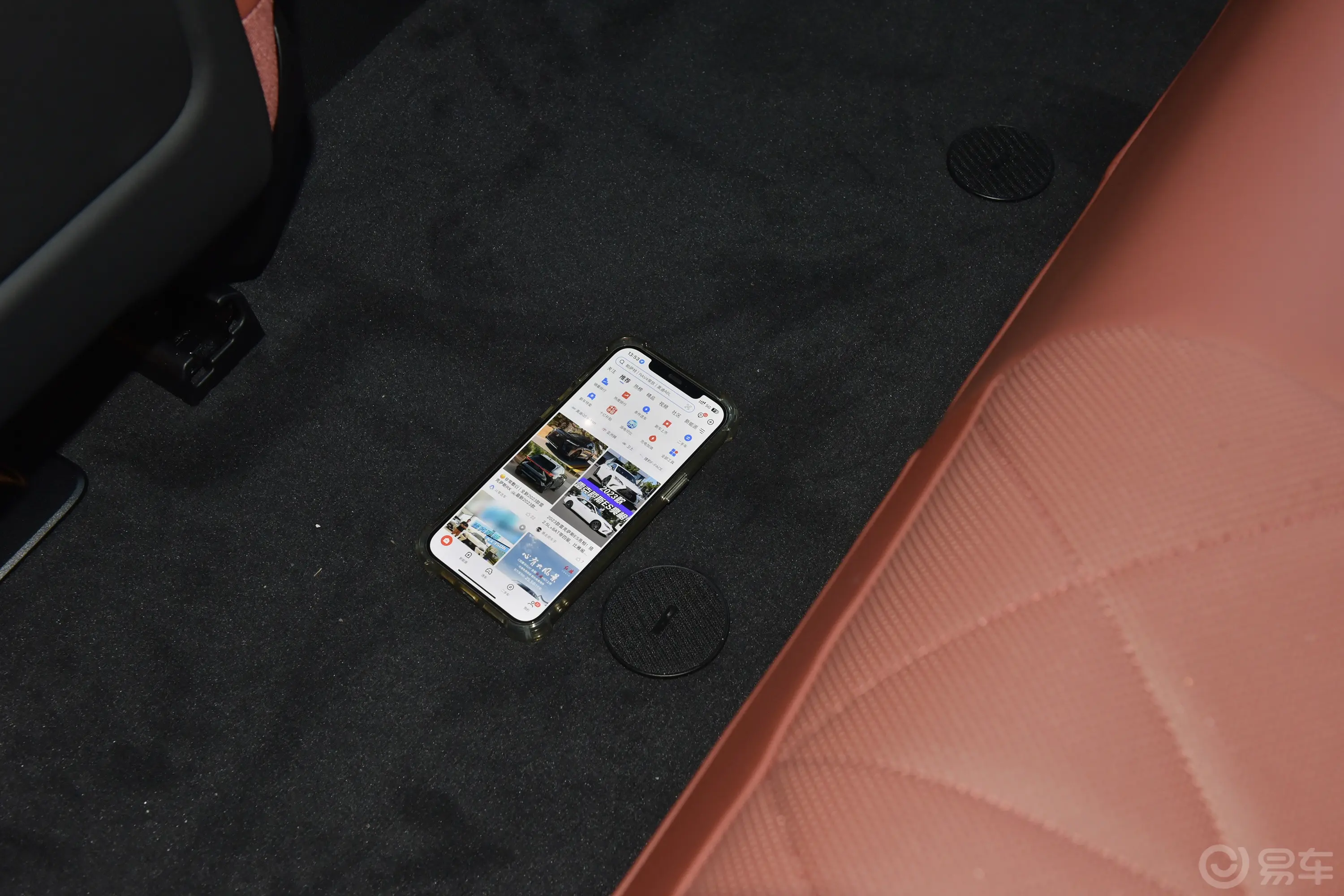 宝马iX改款 xDrive50后排地板中间位置