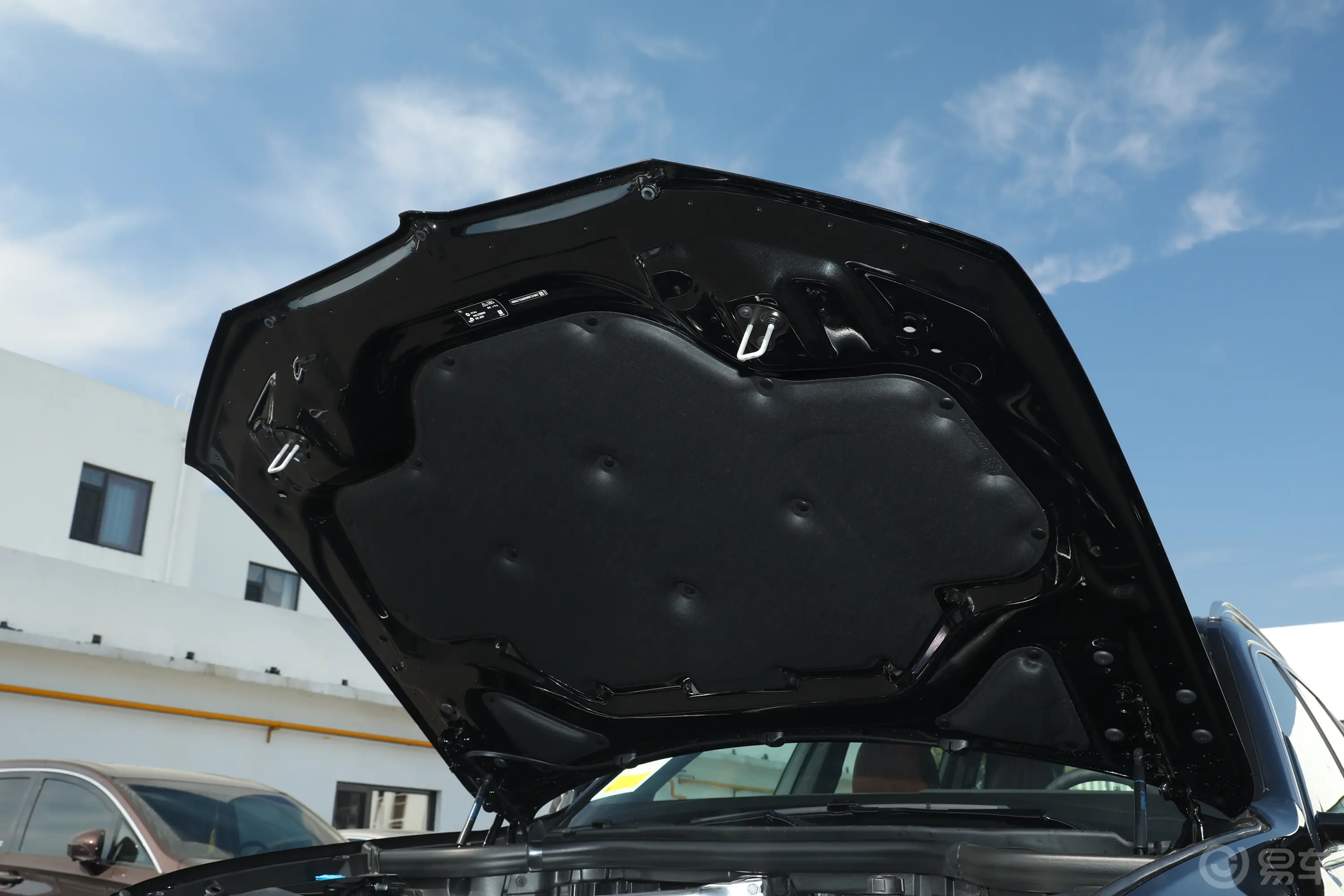 宝马X7改款 xDirve40i 尊享型M运动套装发动机舱盖内侧