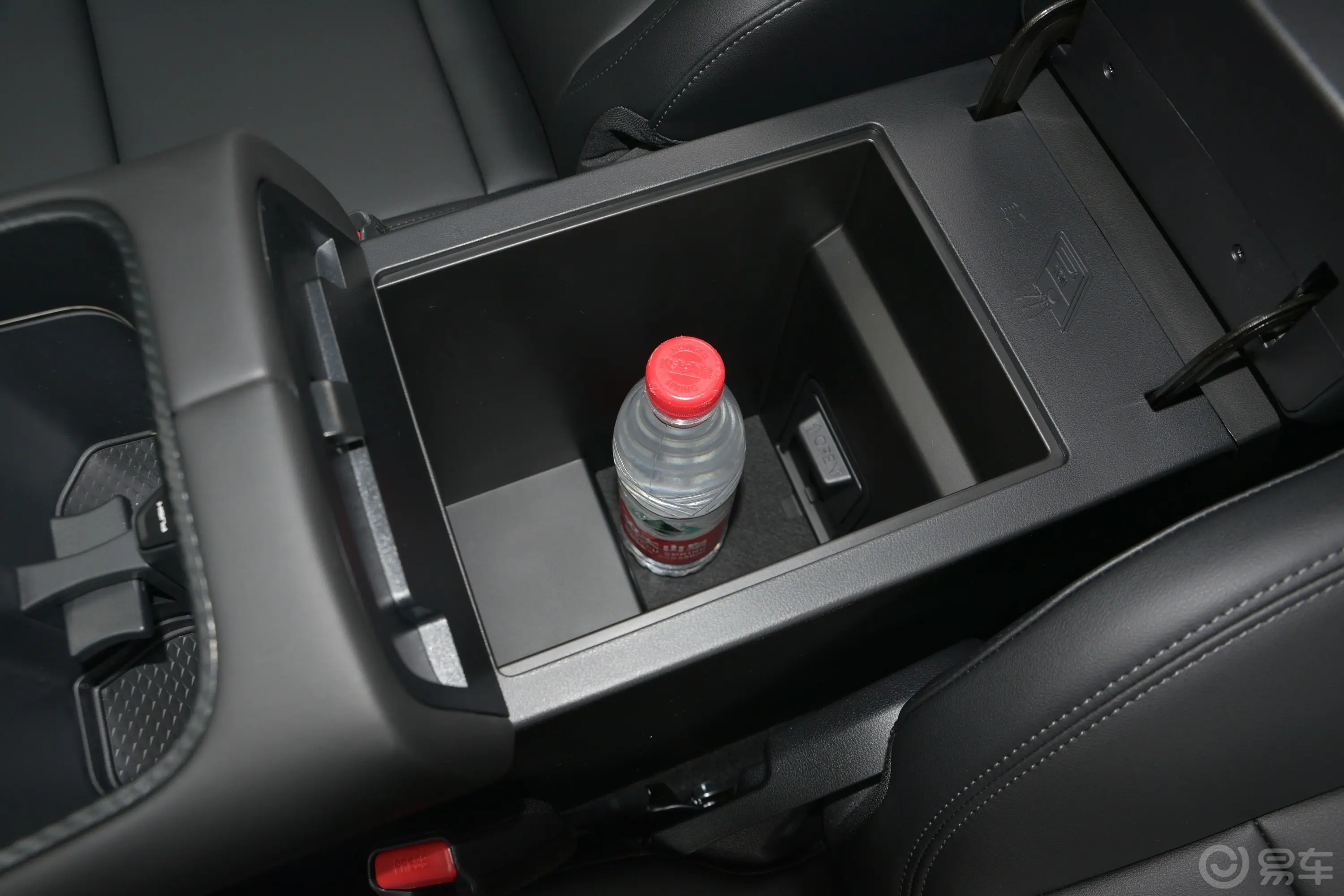 哈弗猛龙PHEV1.5T 102km 探索版前排扶手箱储物格