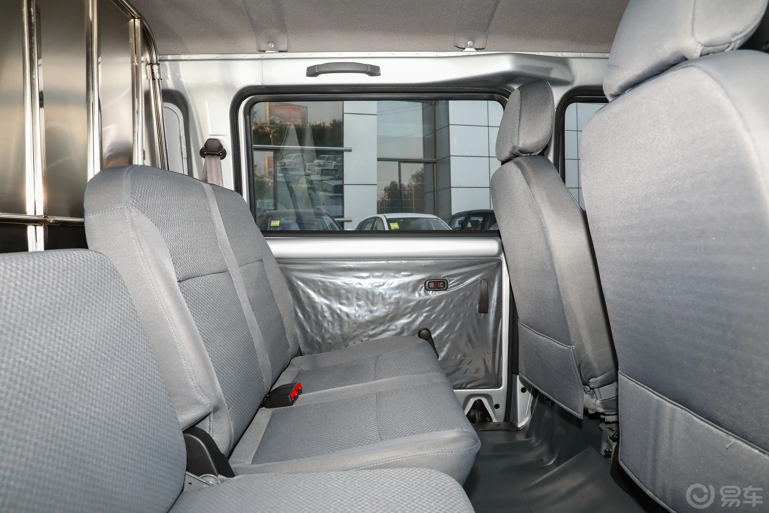 五菱荣光1.5L 手动封窗加长版基本型 5座驾驶员侧后车门
