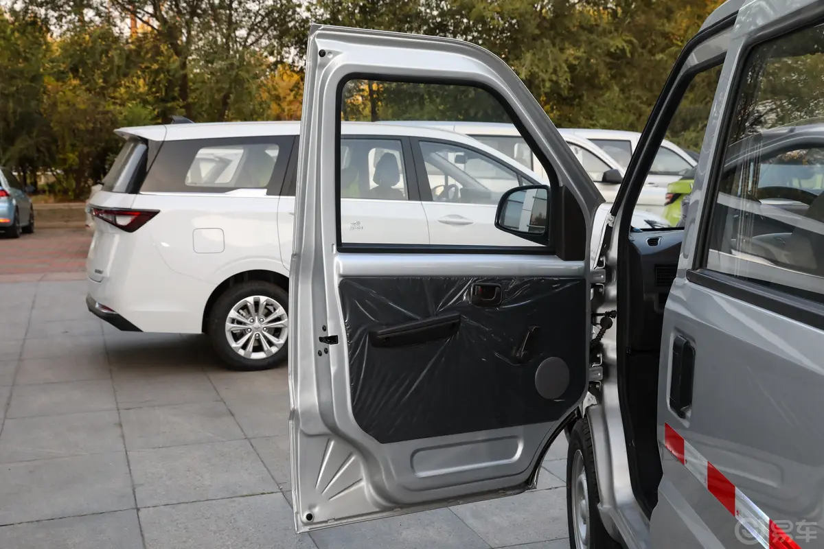 五菱荣光1.5L 手动封窗加长版基本型 5座驾驶员侧前车门