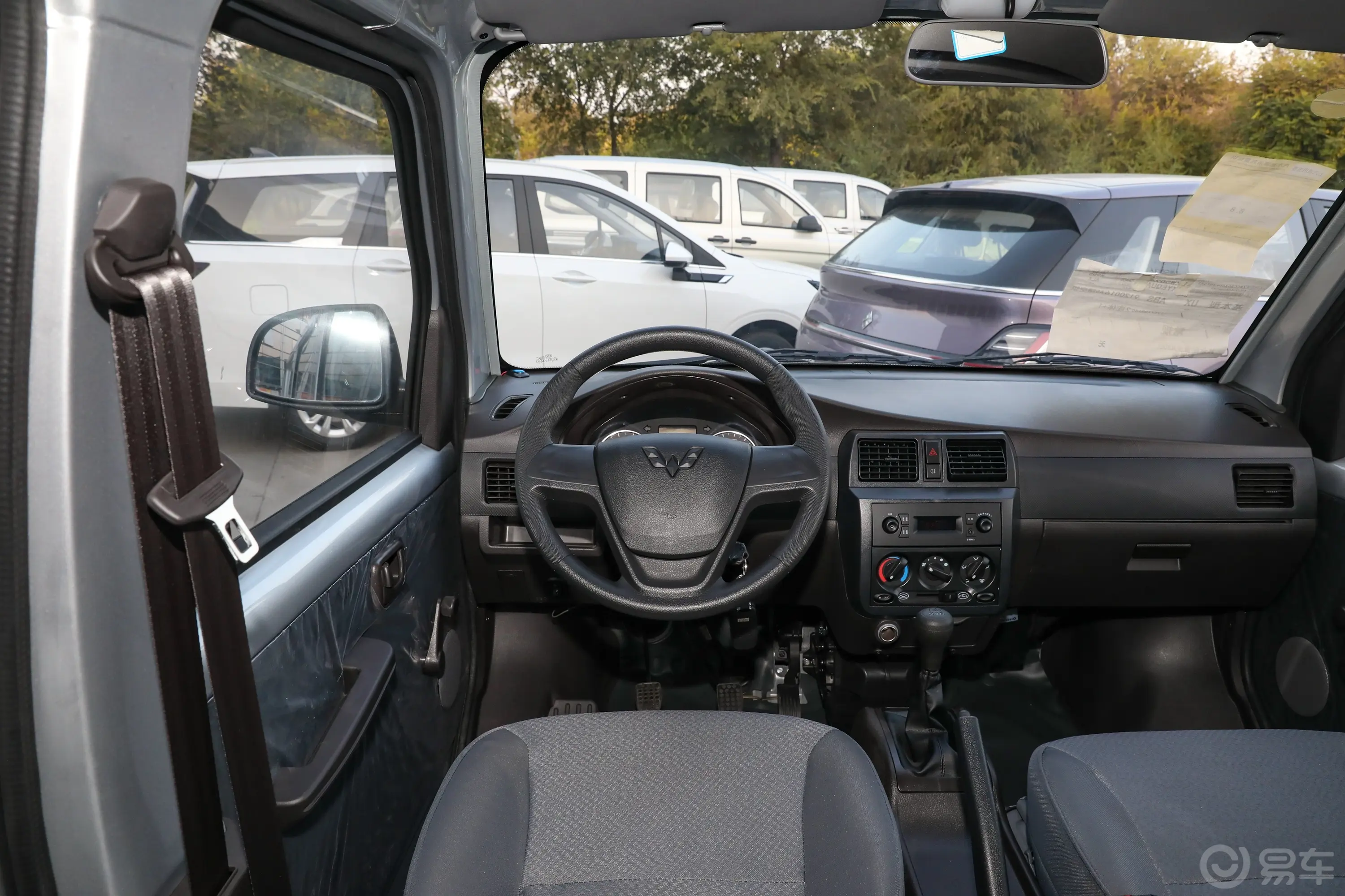 五菱荣光1.5L 手动封窗加长版基本型 5座驾驶位区域