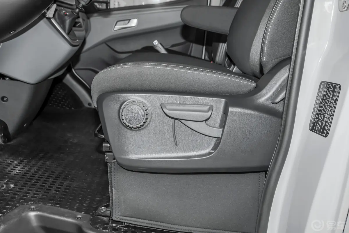 新途V80商旅PRO 2.0T 手动长轴中顶非营运 9座(四排)主驾座椅调节