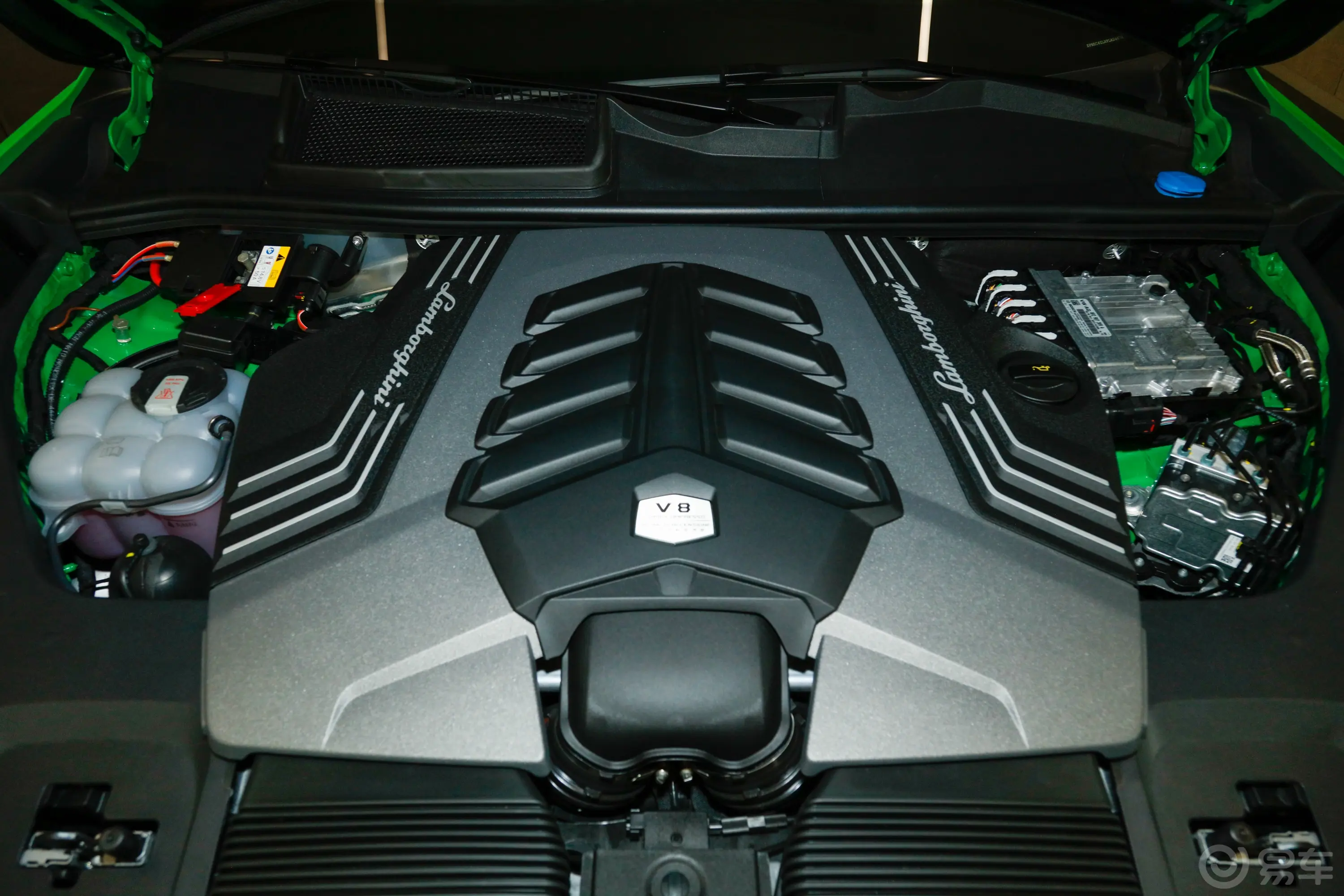 Urus4.0T V8 S发动机特写