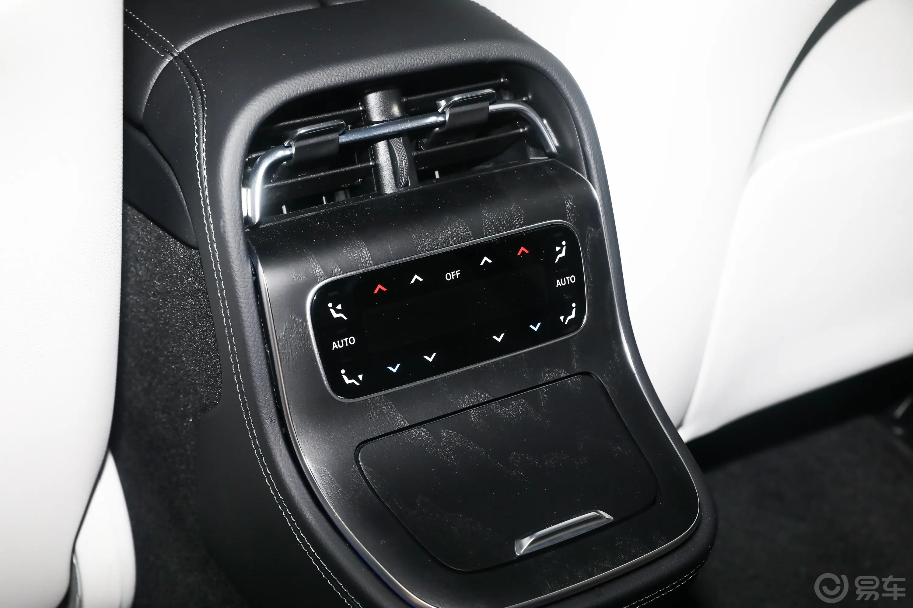 奔驰E级E 300 L 运动豪华型后排空调控制键