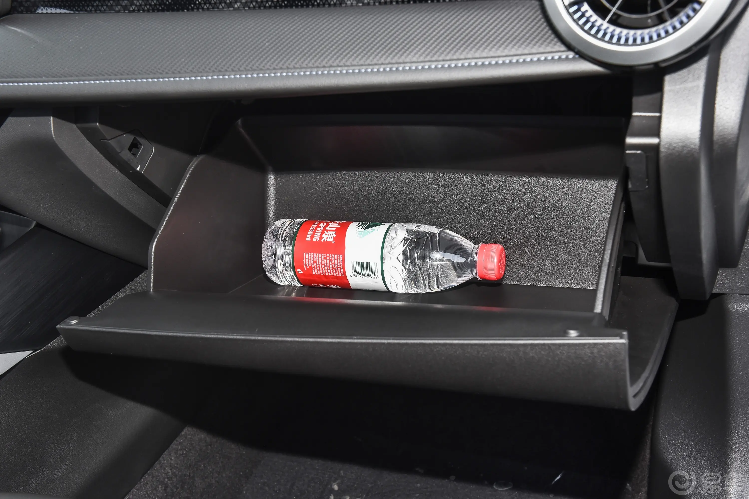 科鲁泽轻混 1.3T 自动尊享版手套箱空间水瓶横置