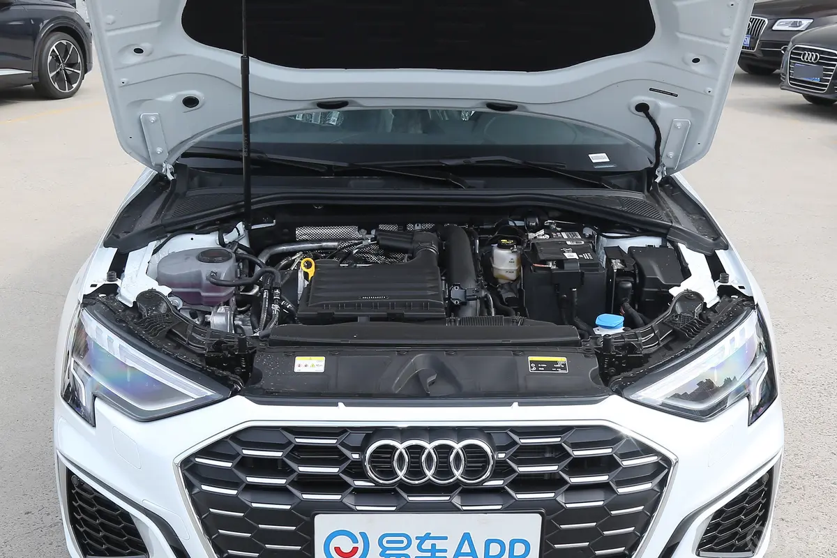 奥迪A3Sportback 35 TFSI 豪华运动型发动机舱整体