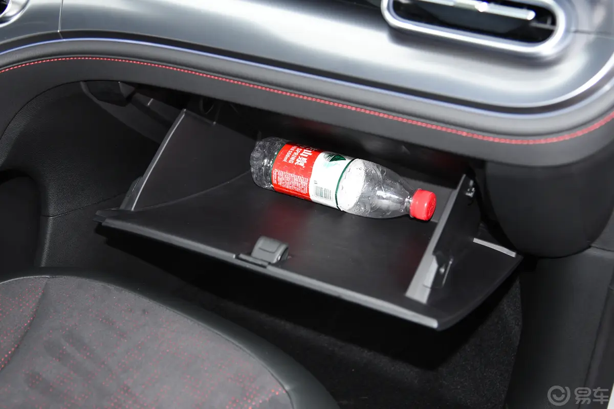 smart精灵#1500km 四驱BRABUS性能版手套箱空间水瓶横置
